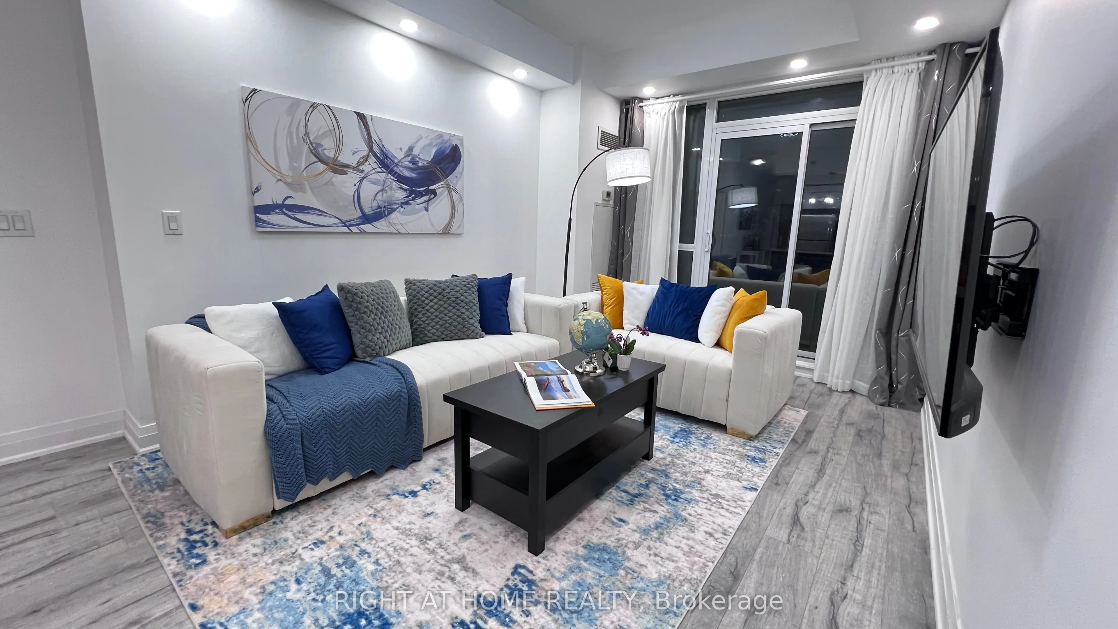 520 Steeles Avenue W, #814
