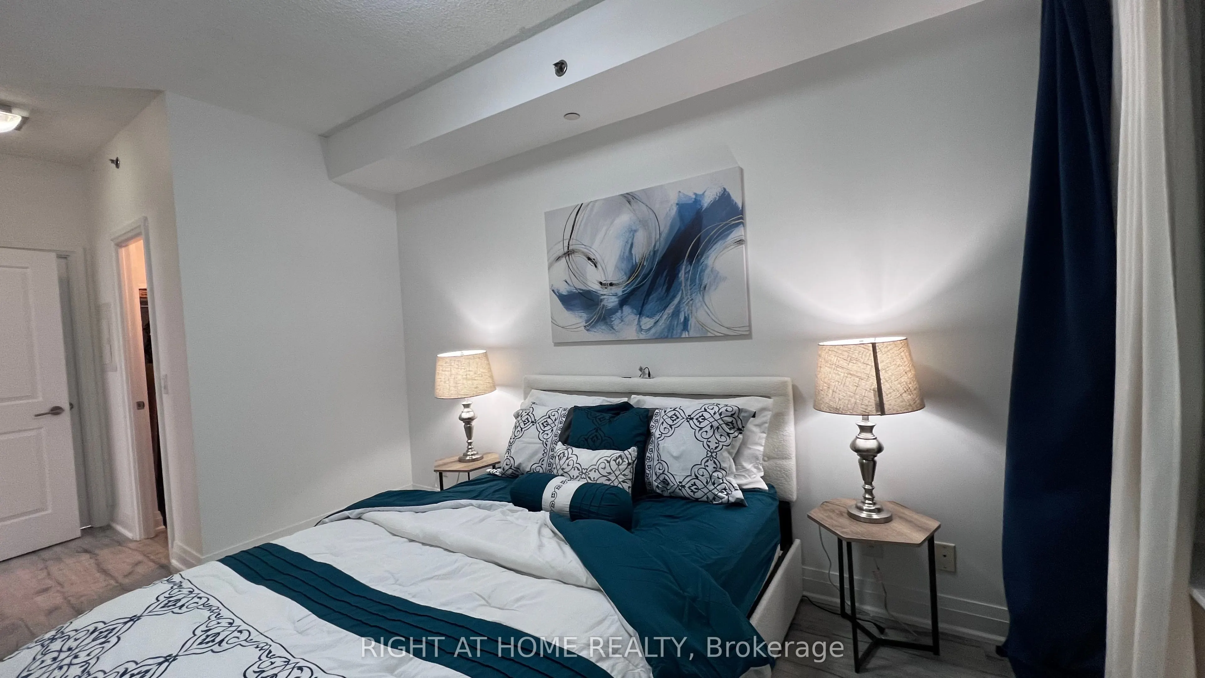 520 Steeles Avenue W, #814