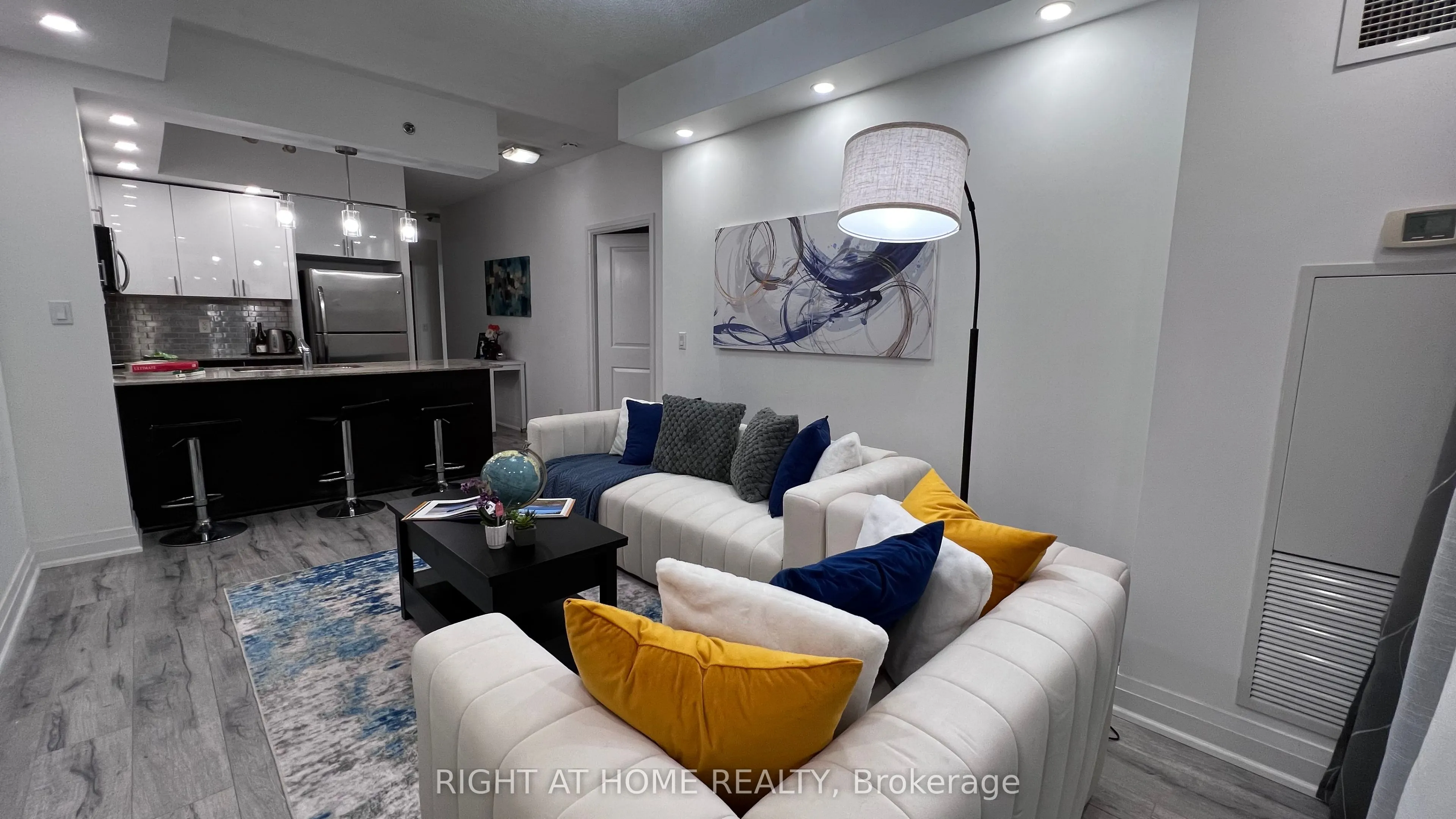 520 Steeles Avenue W, #814