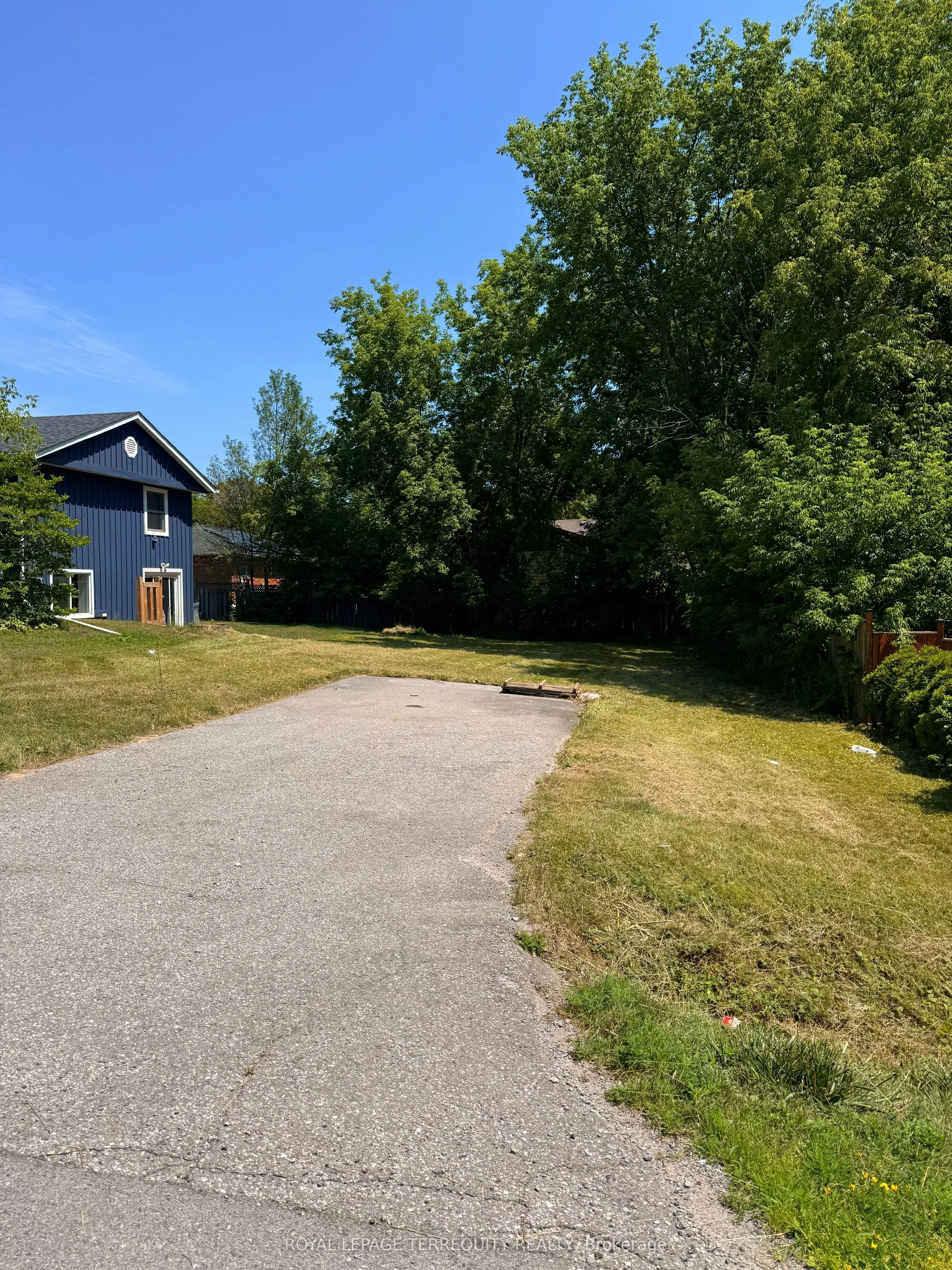 27 Elmvale Boulevard