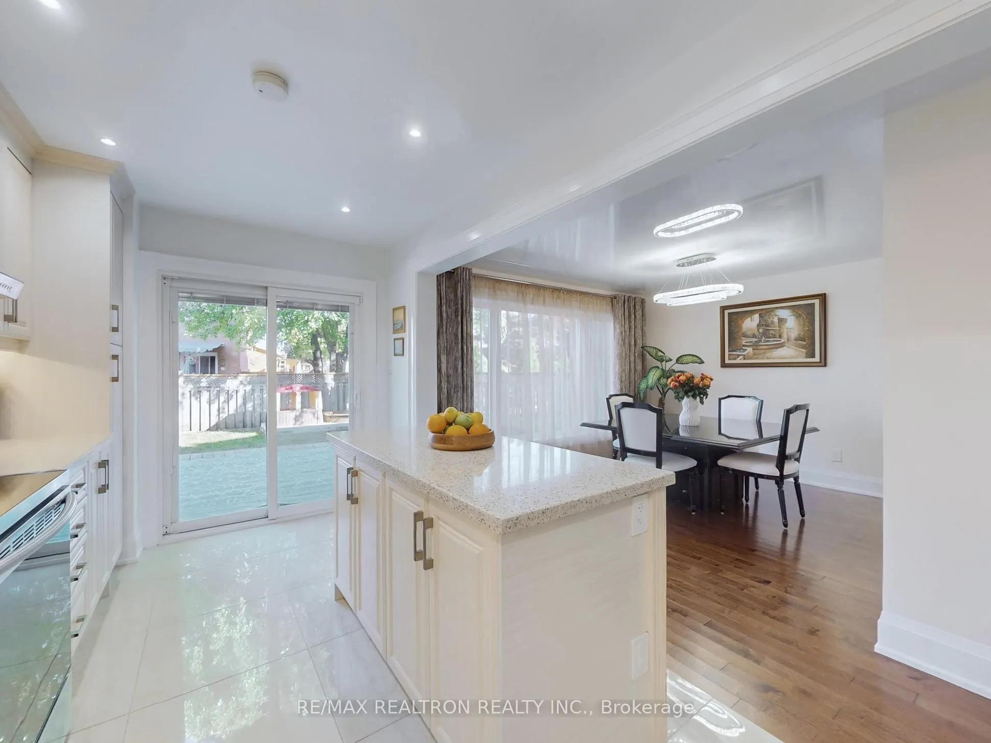 315 Waterside Crescent