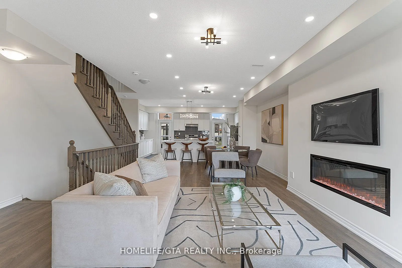 7 Holyrood Crescent