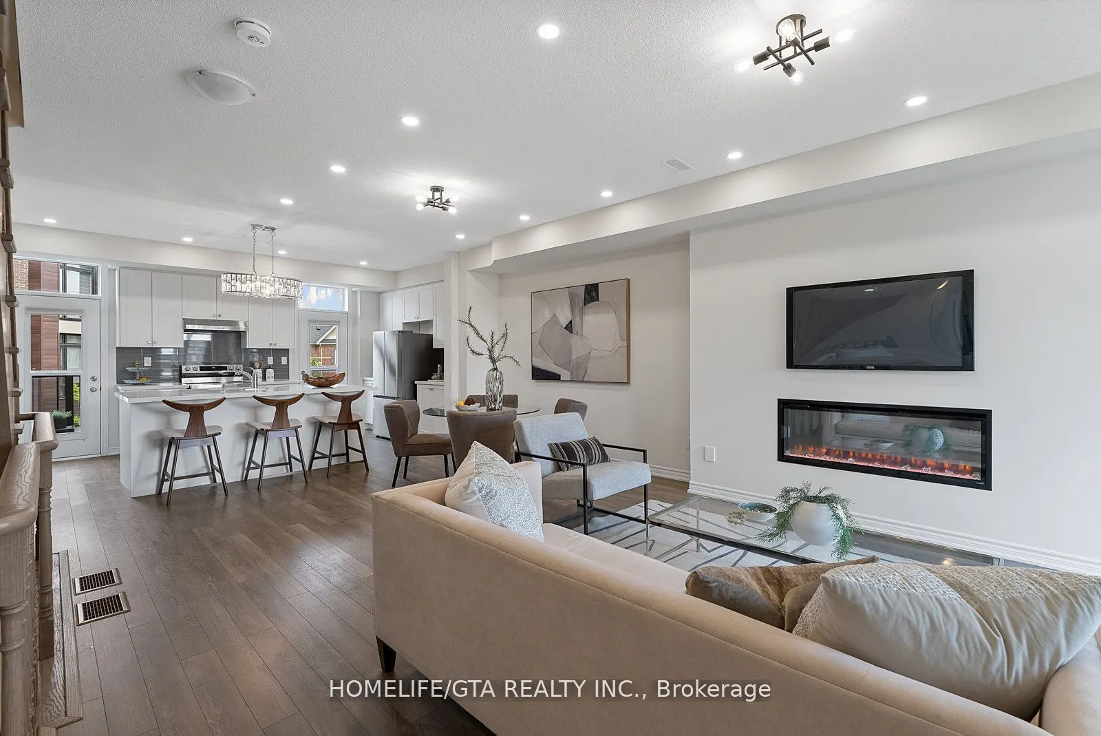 7 Holyrood Crescent