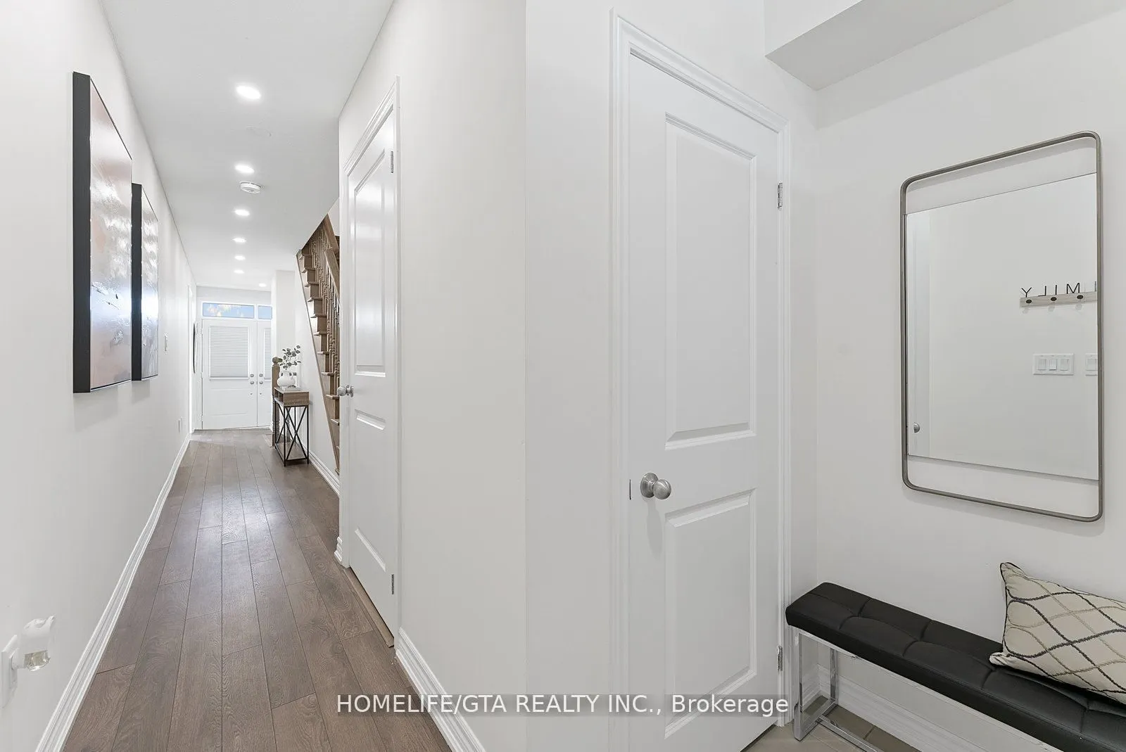 7 Holyrood Crescent