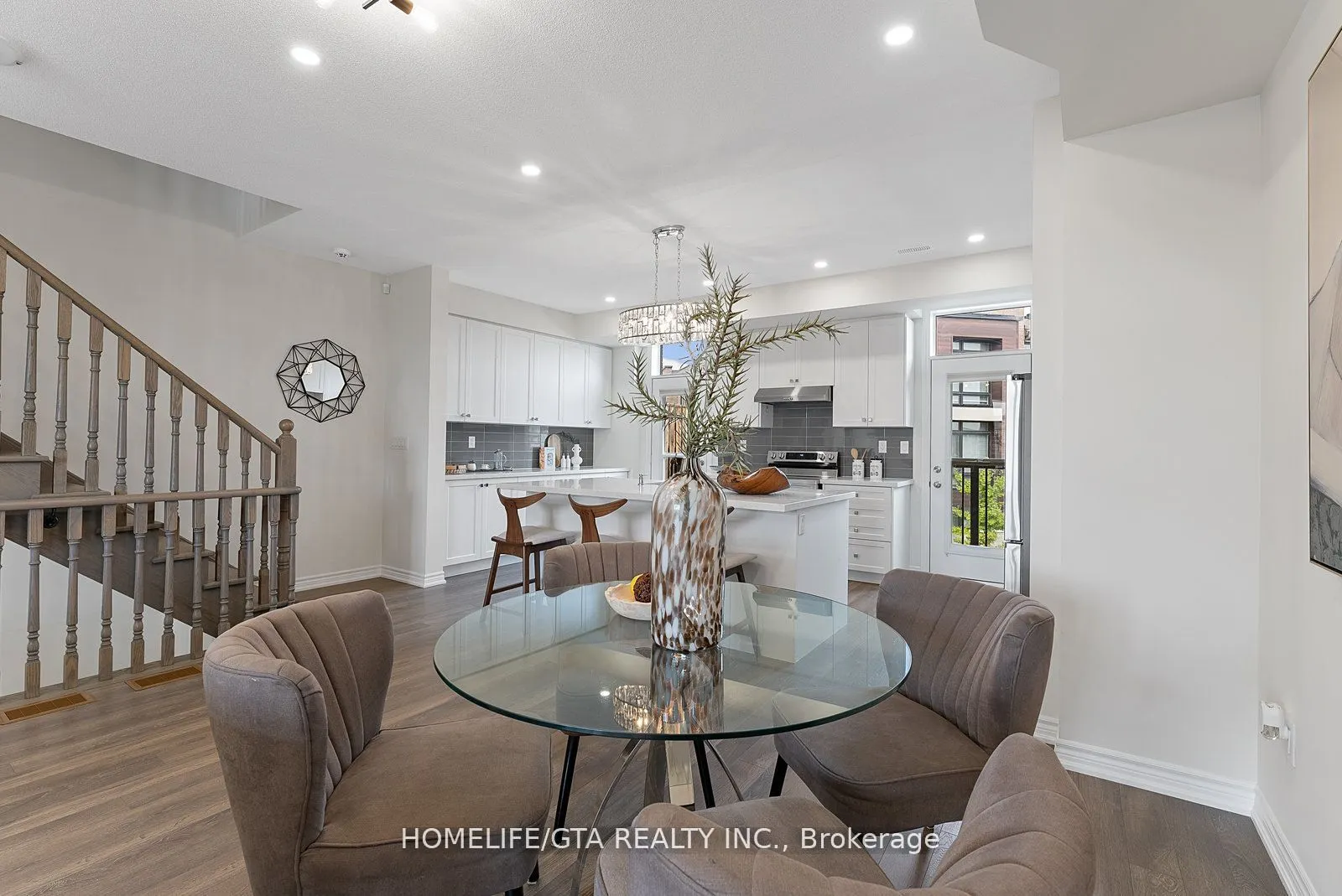 7 Holyrood Crescent