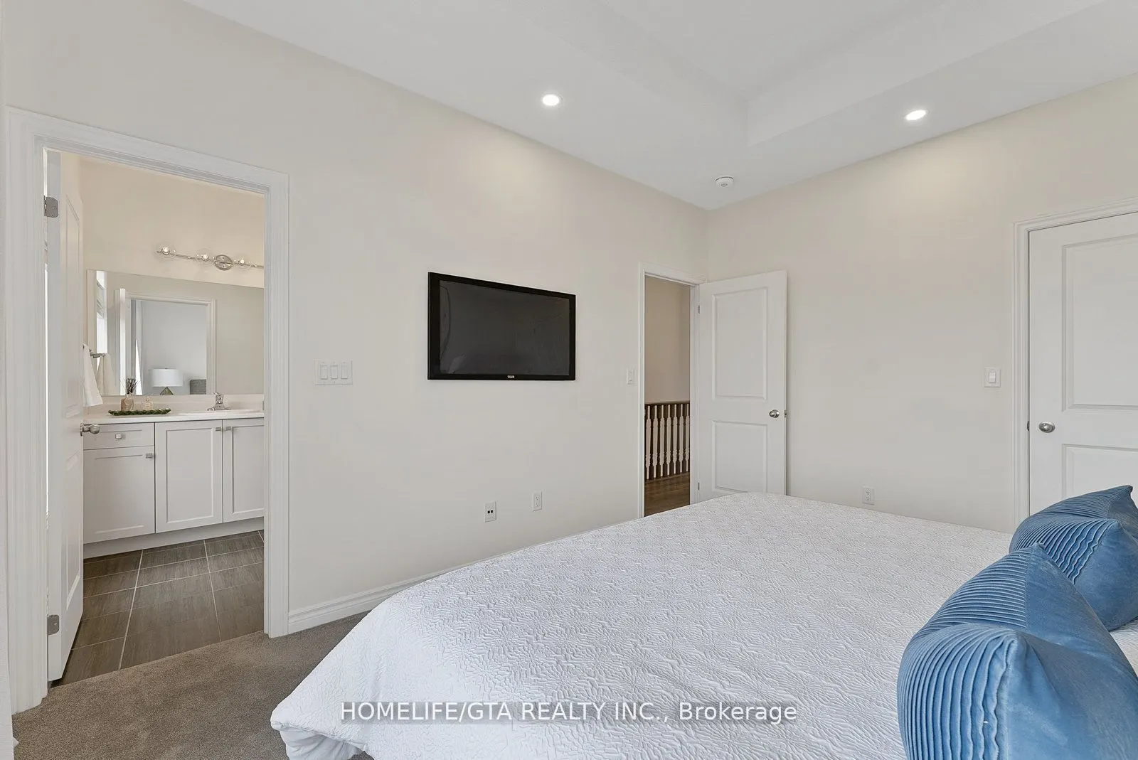 7 Holyrood Crescent