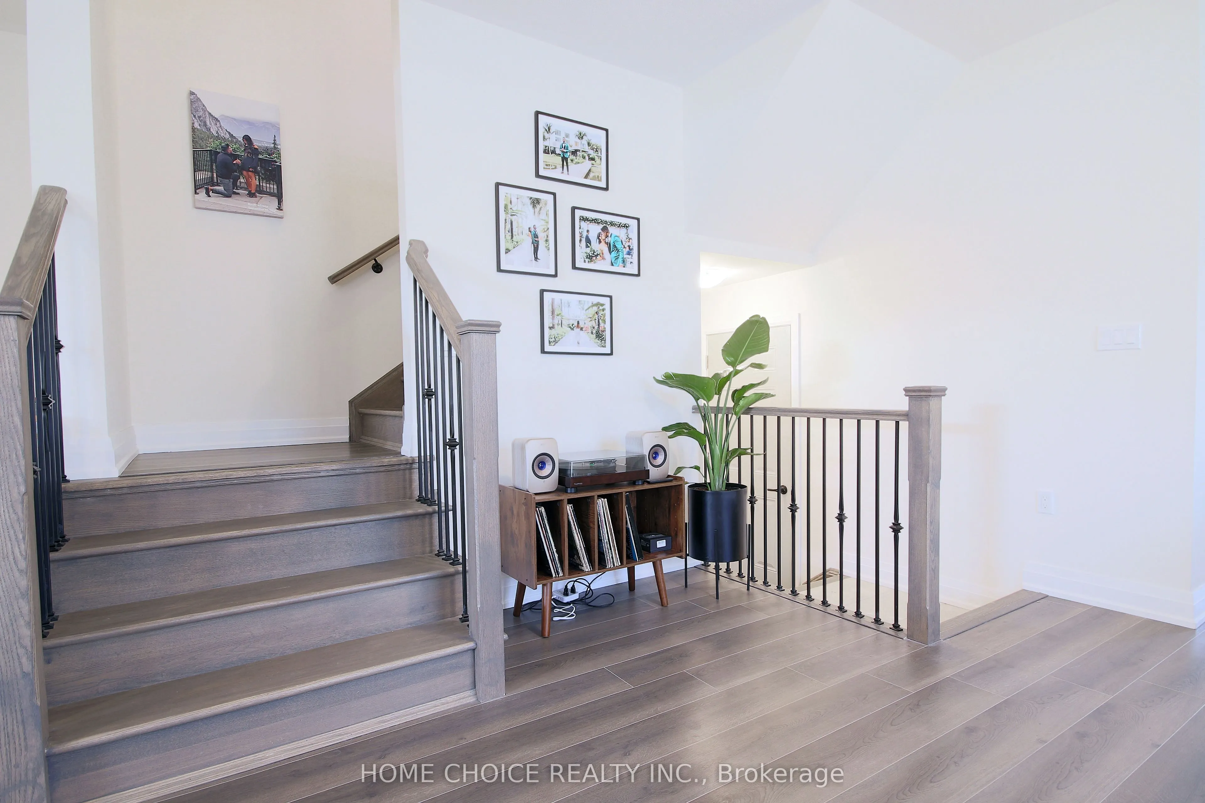 32 Ferragine Crescent