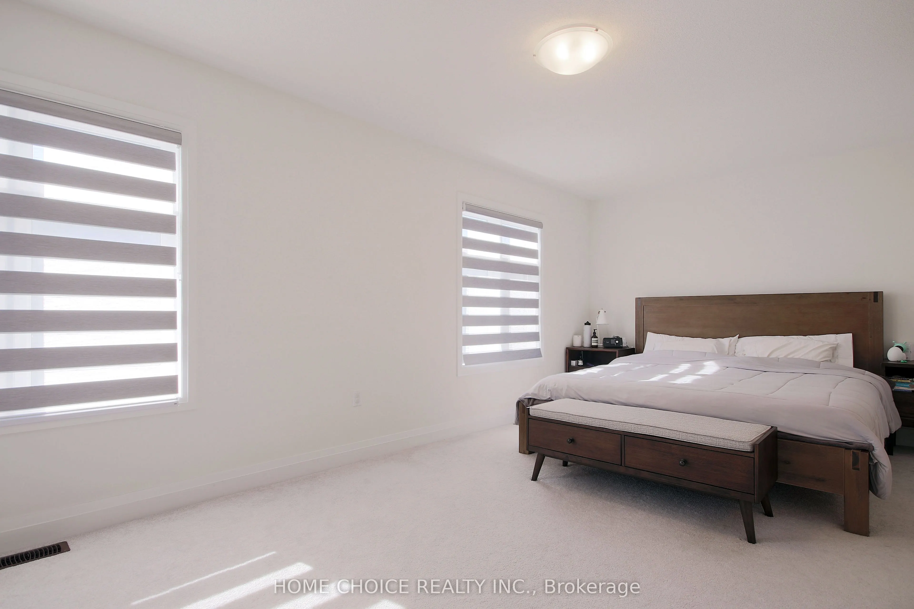 32 Ferragine Crescent