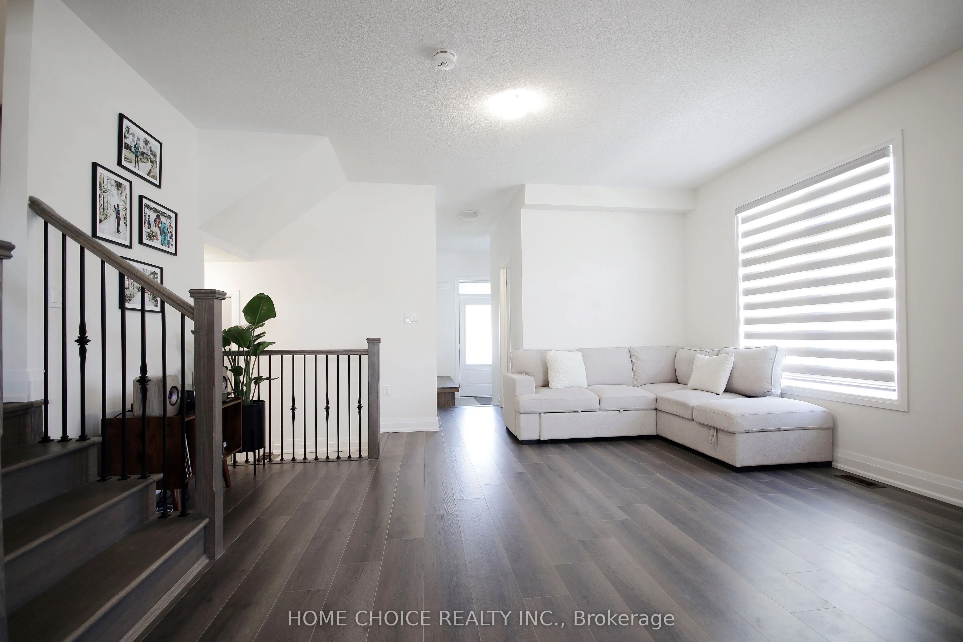 32 Ferragine Crescent