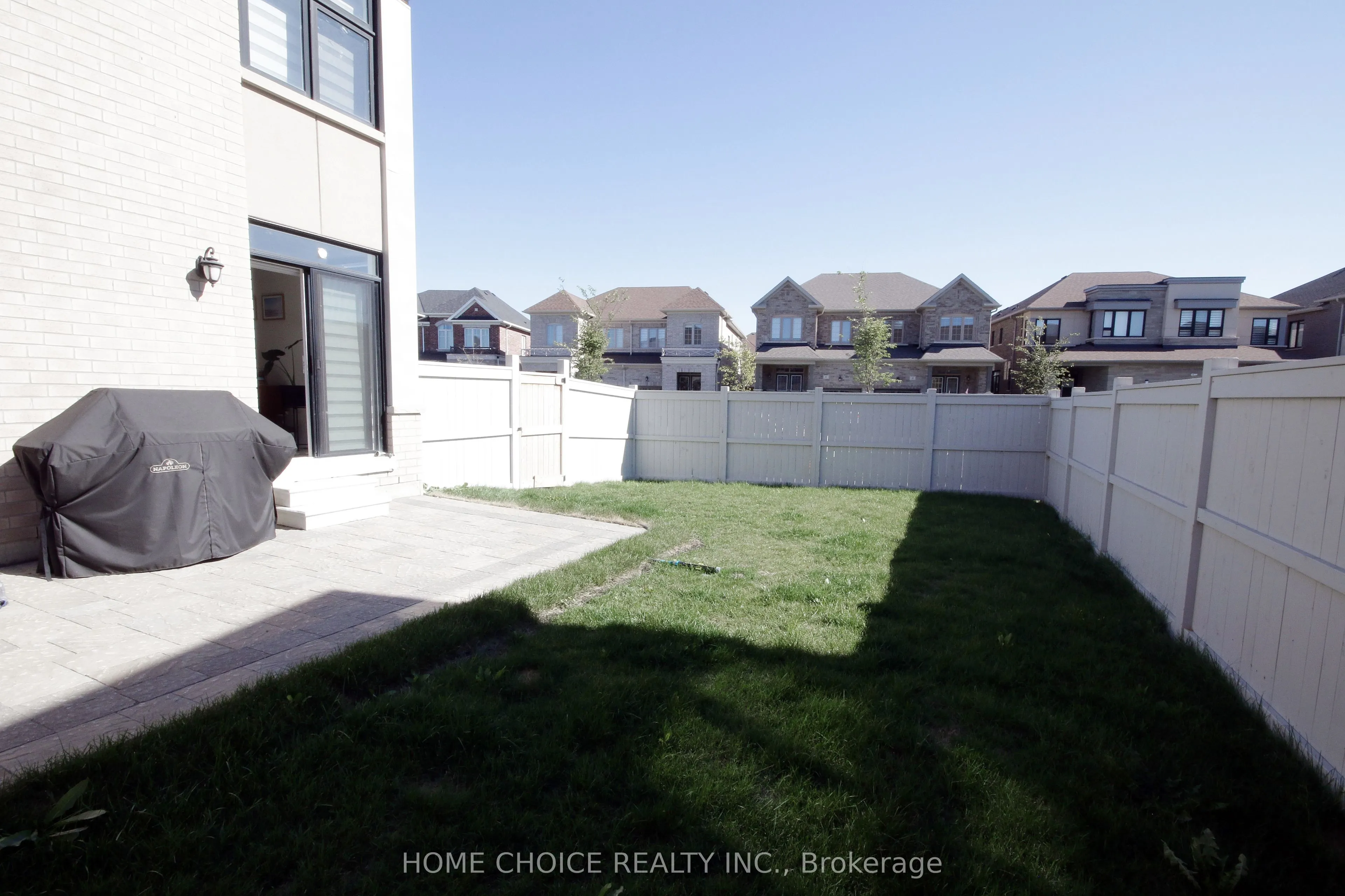 32 Ferragine Crescent