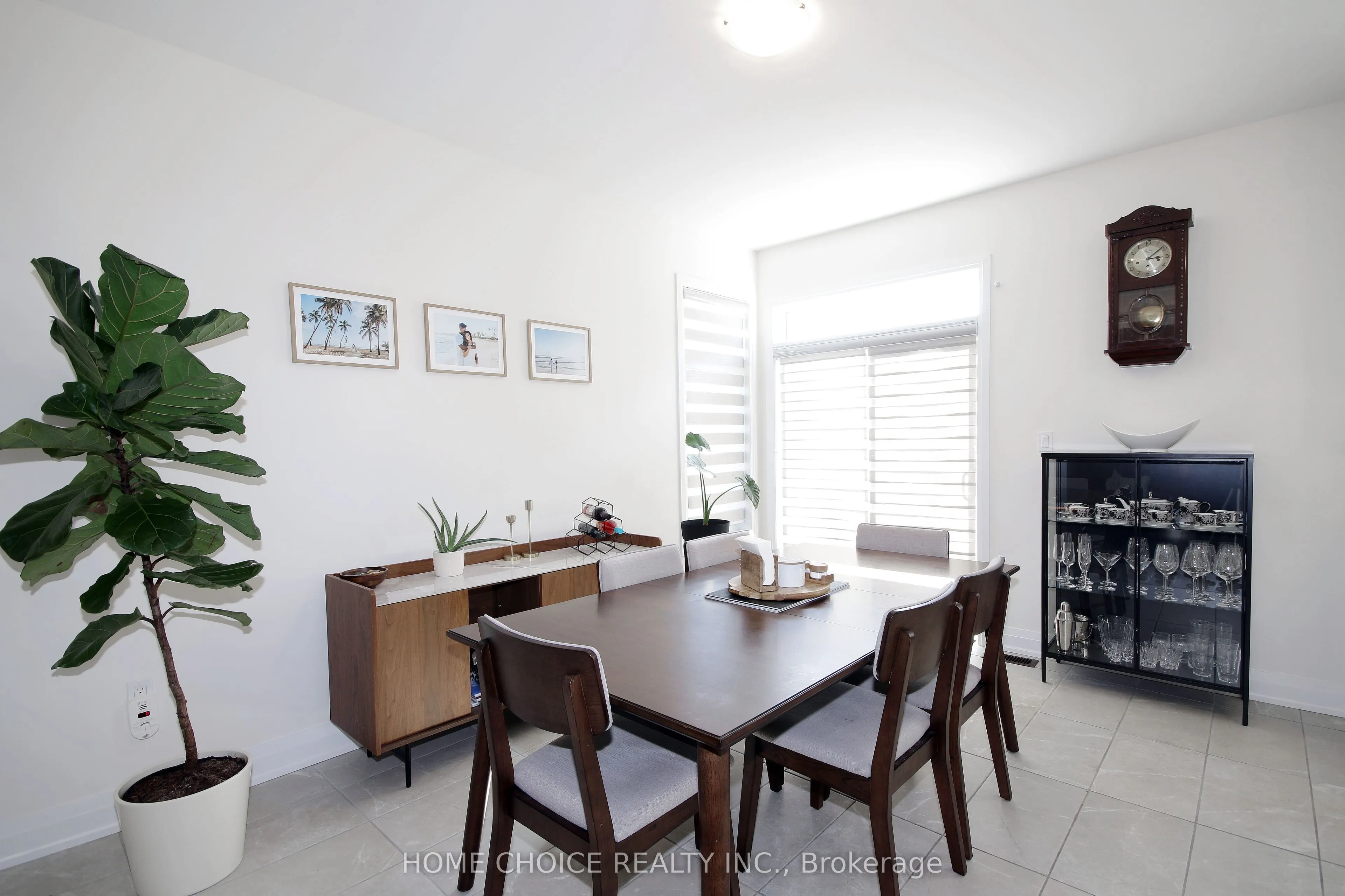 32 Ferragine Crescent