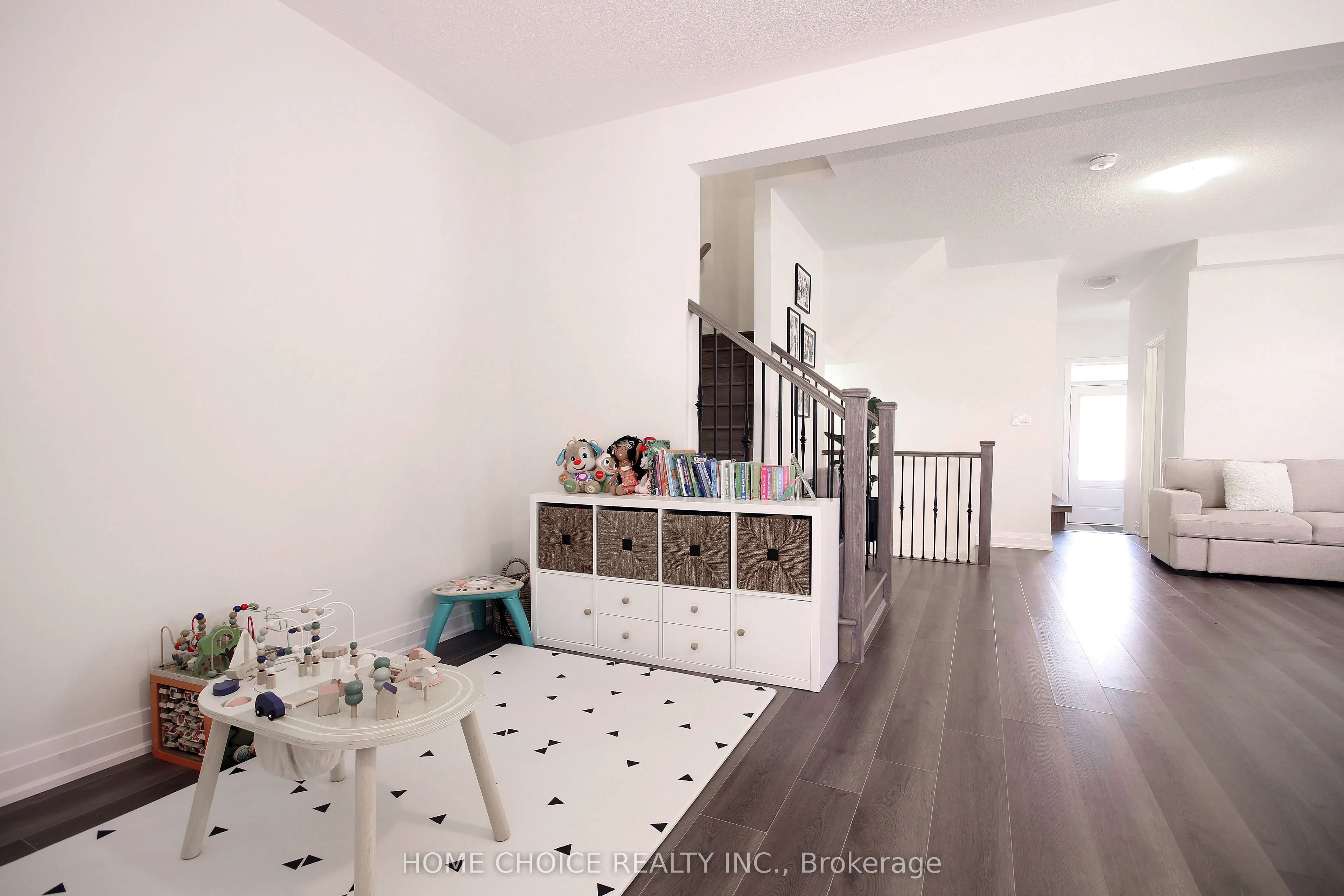 32 Ferragine Crescent
