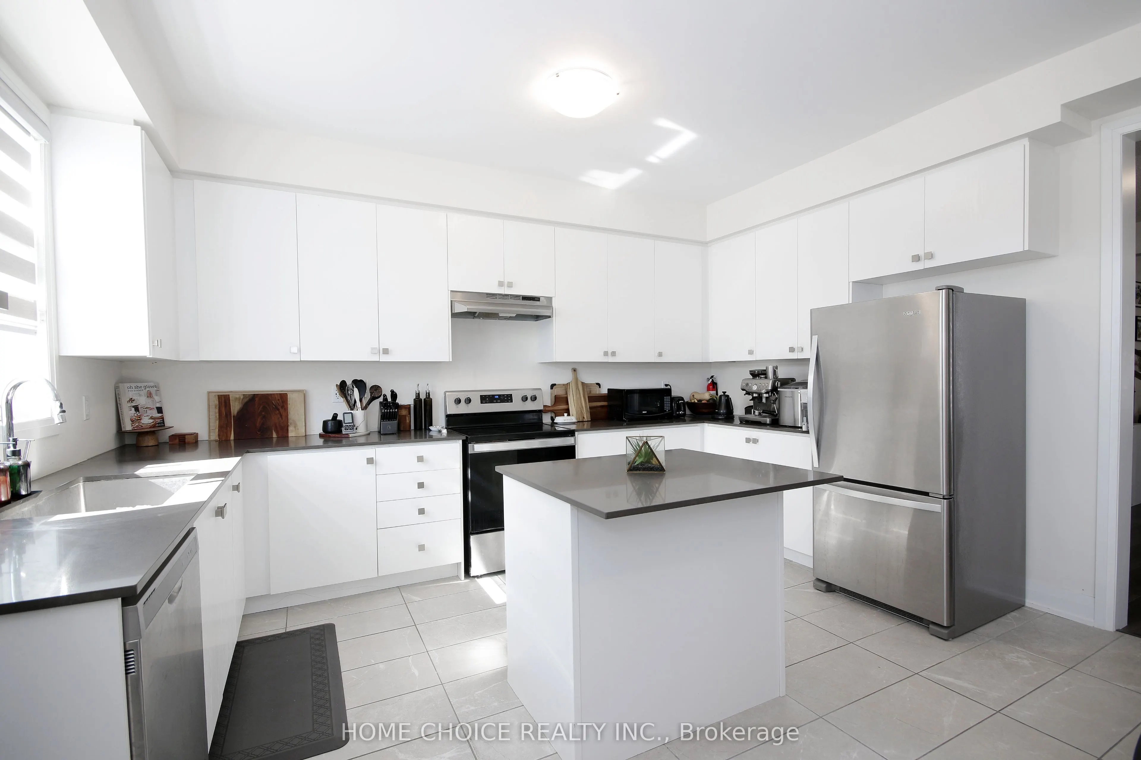 32 Ferragine Crescent