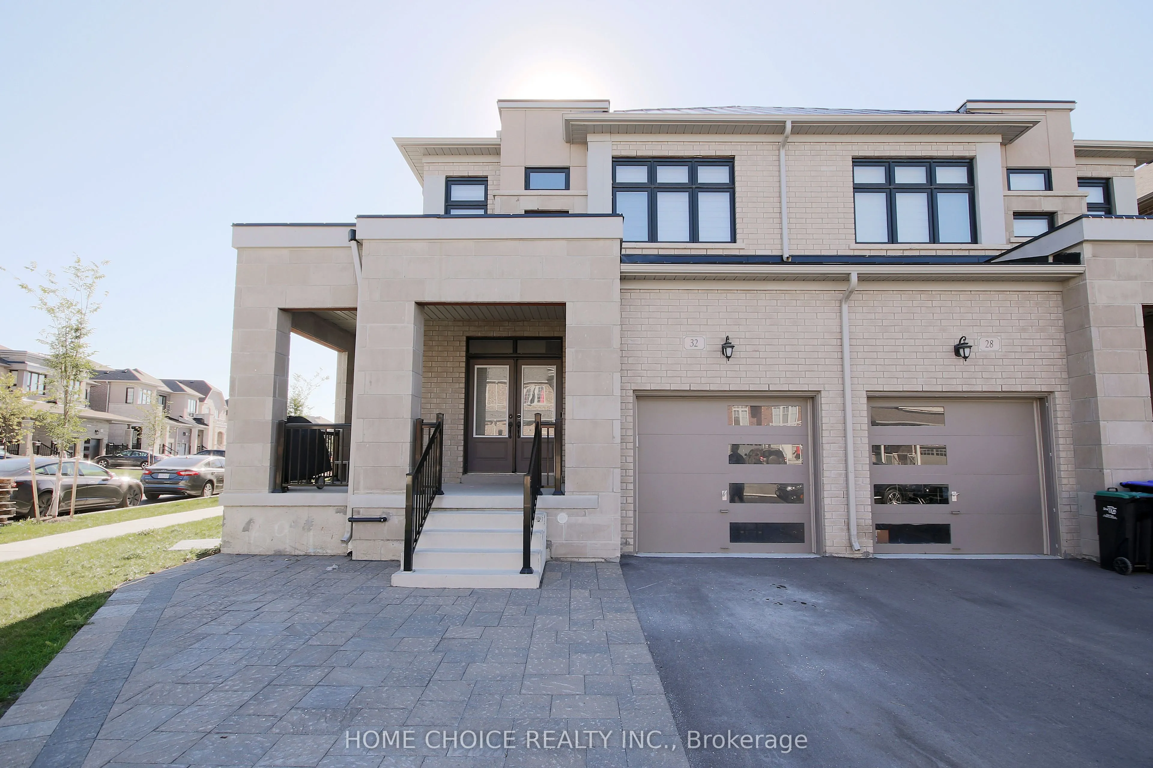 32 Ferragine Crescent