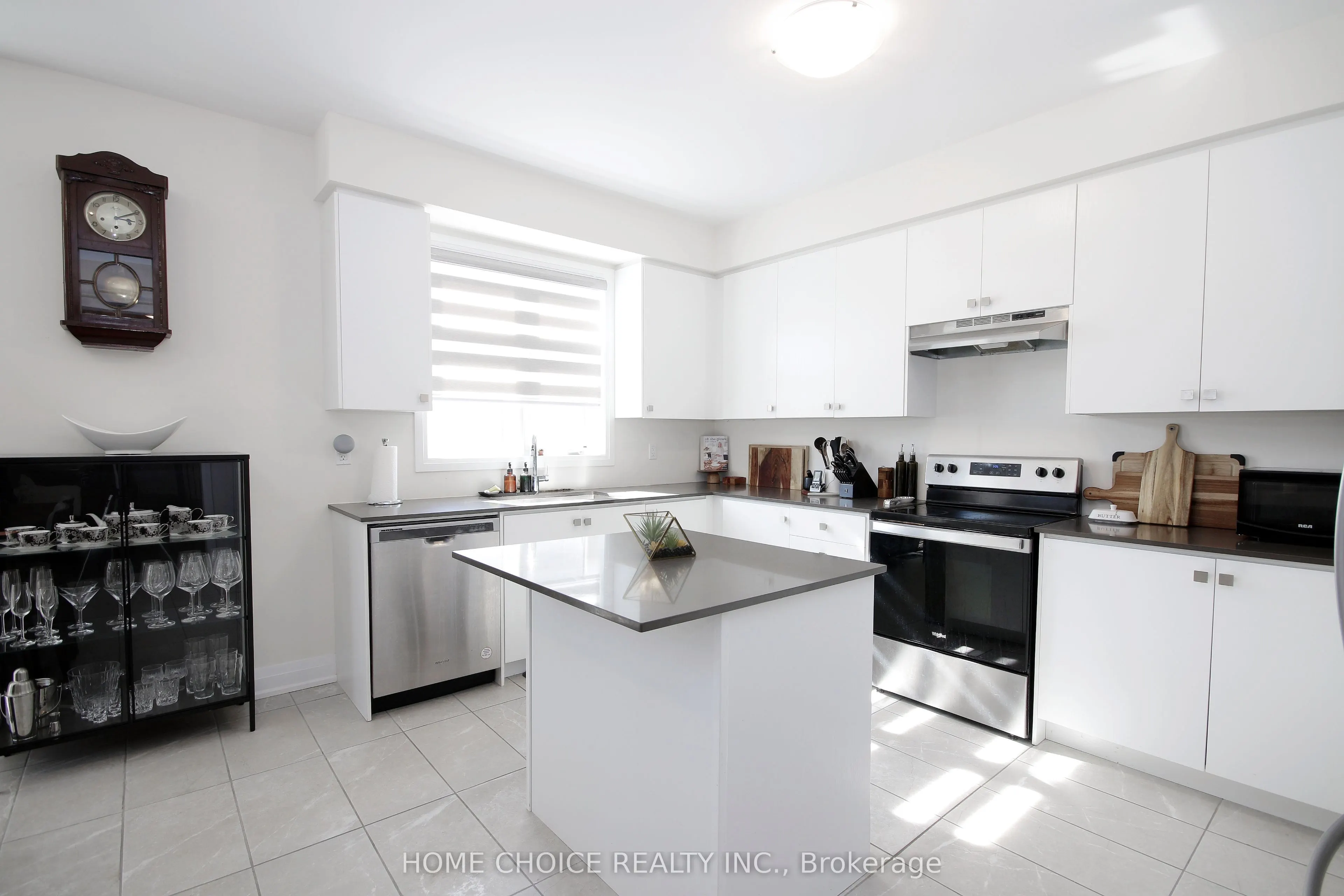 32 Ferragine Crescent