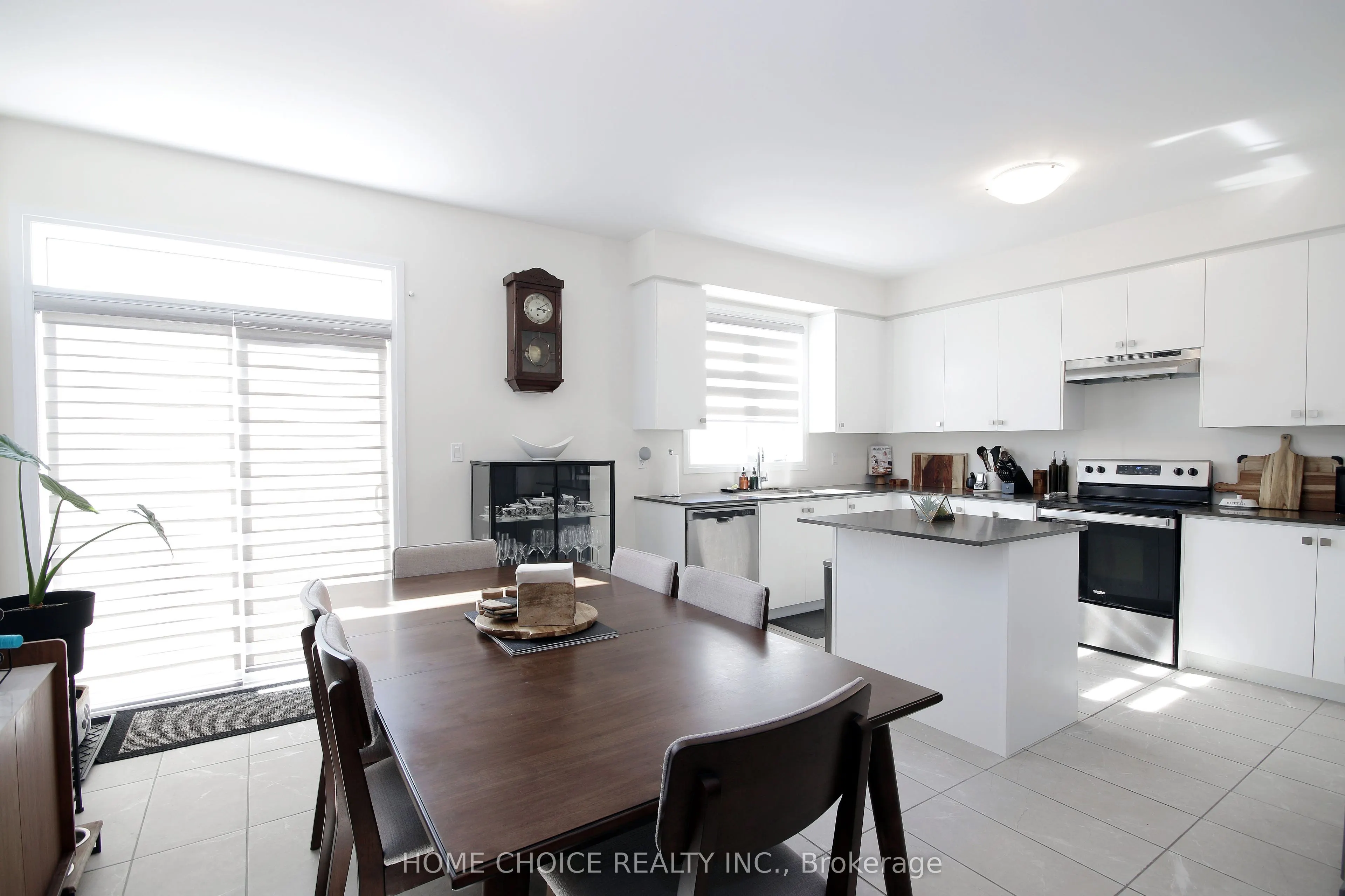 32 Ferragine Crescent