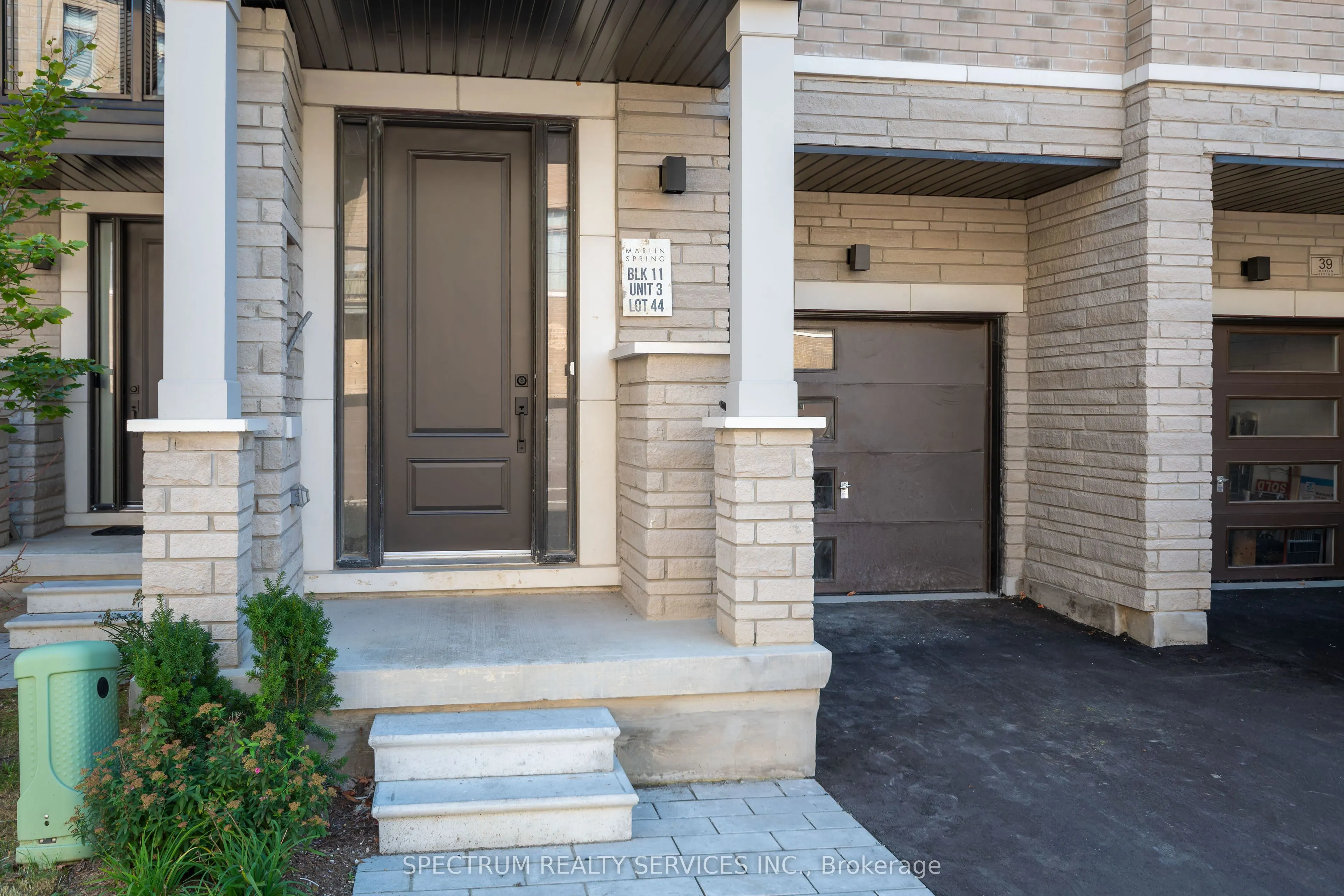 35 De La Roche Drive