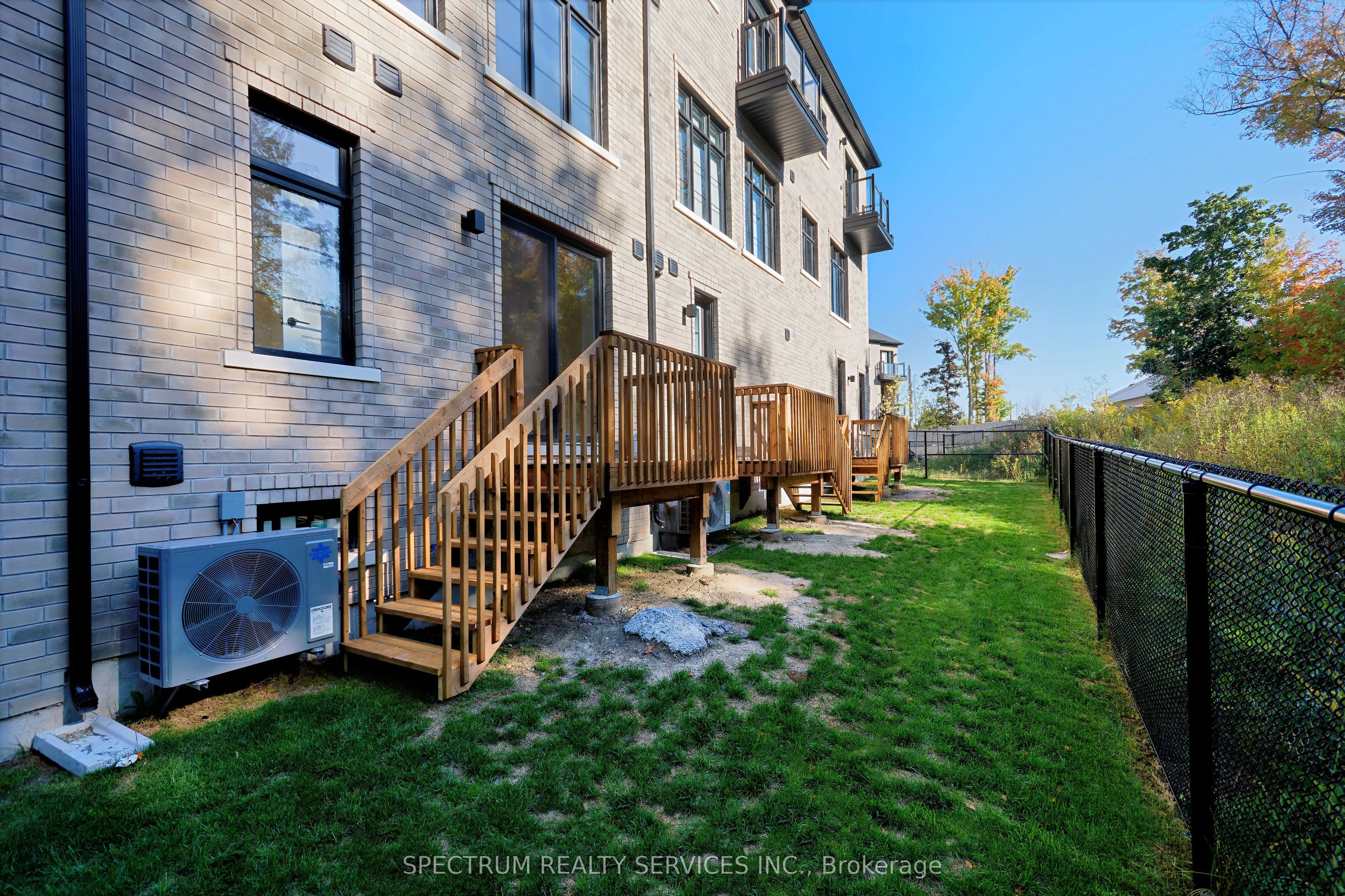 35 De La Roche Drive