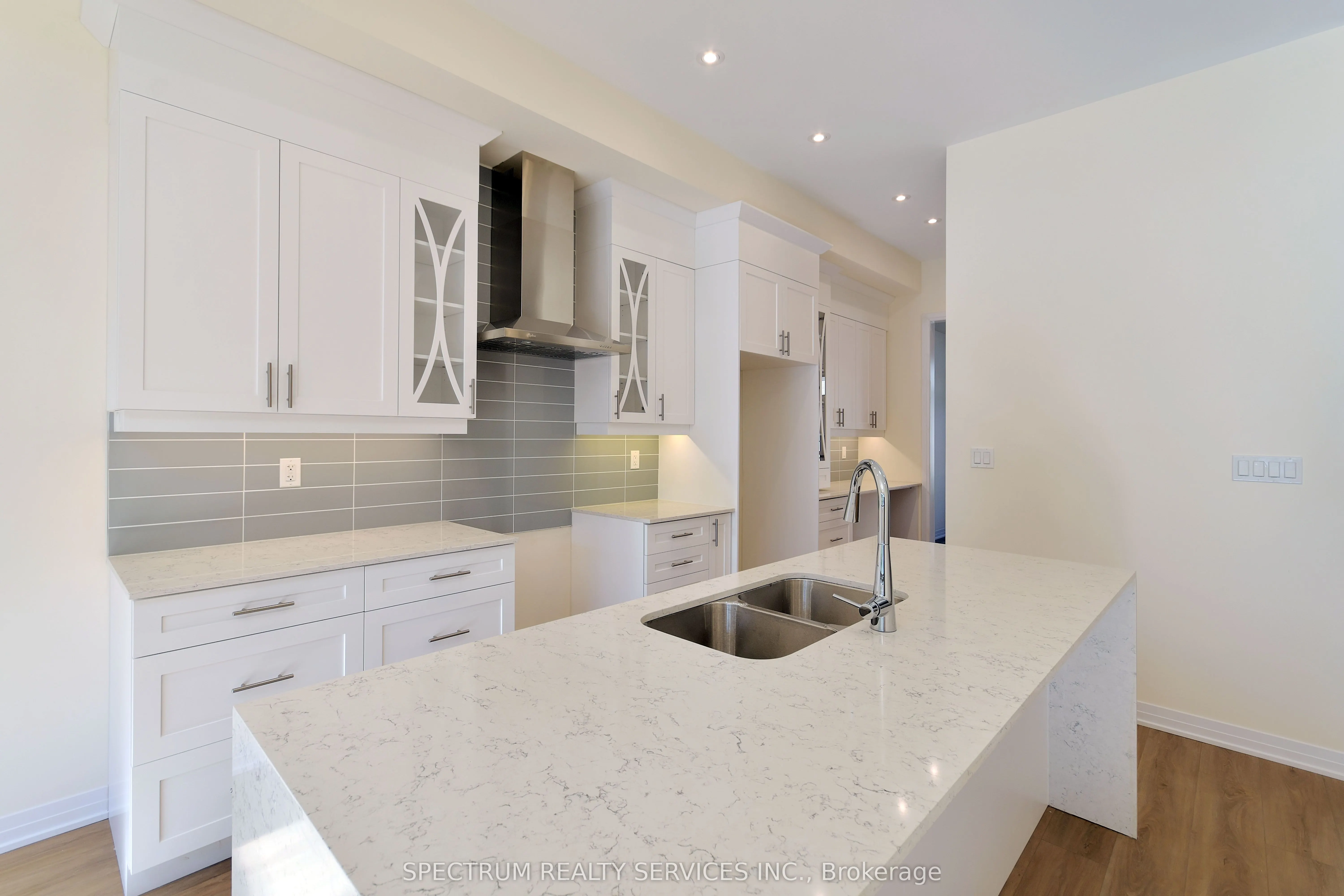 35 De La Roche Drive
