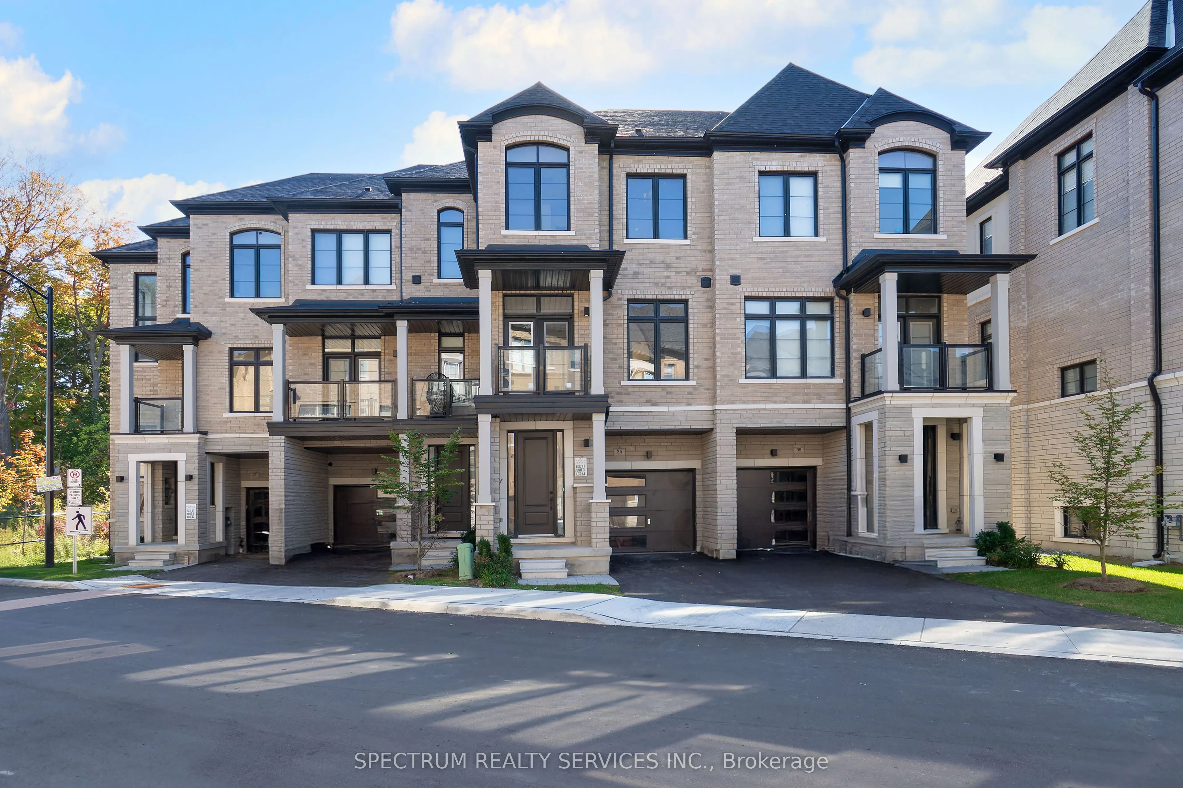 35 De La Roche Drive