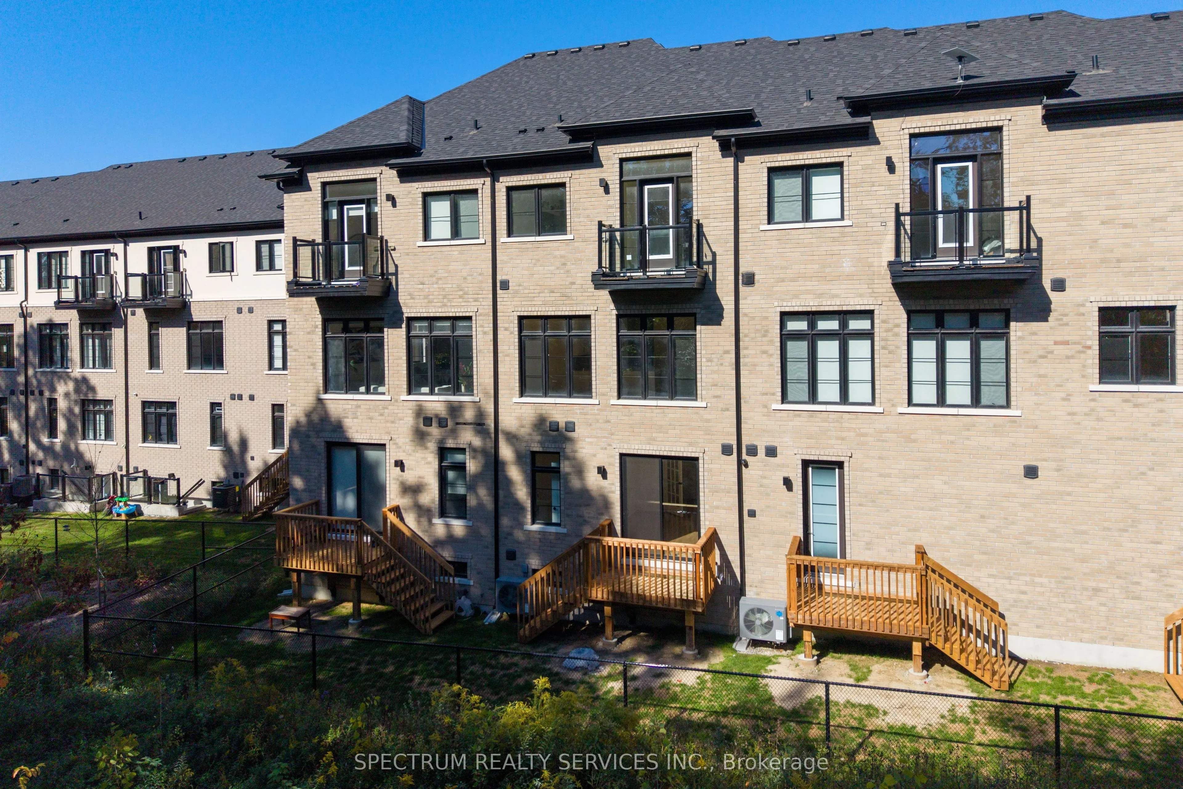 35 De La Roche Drive