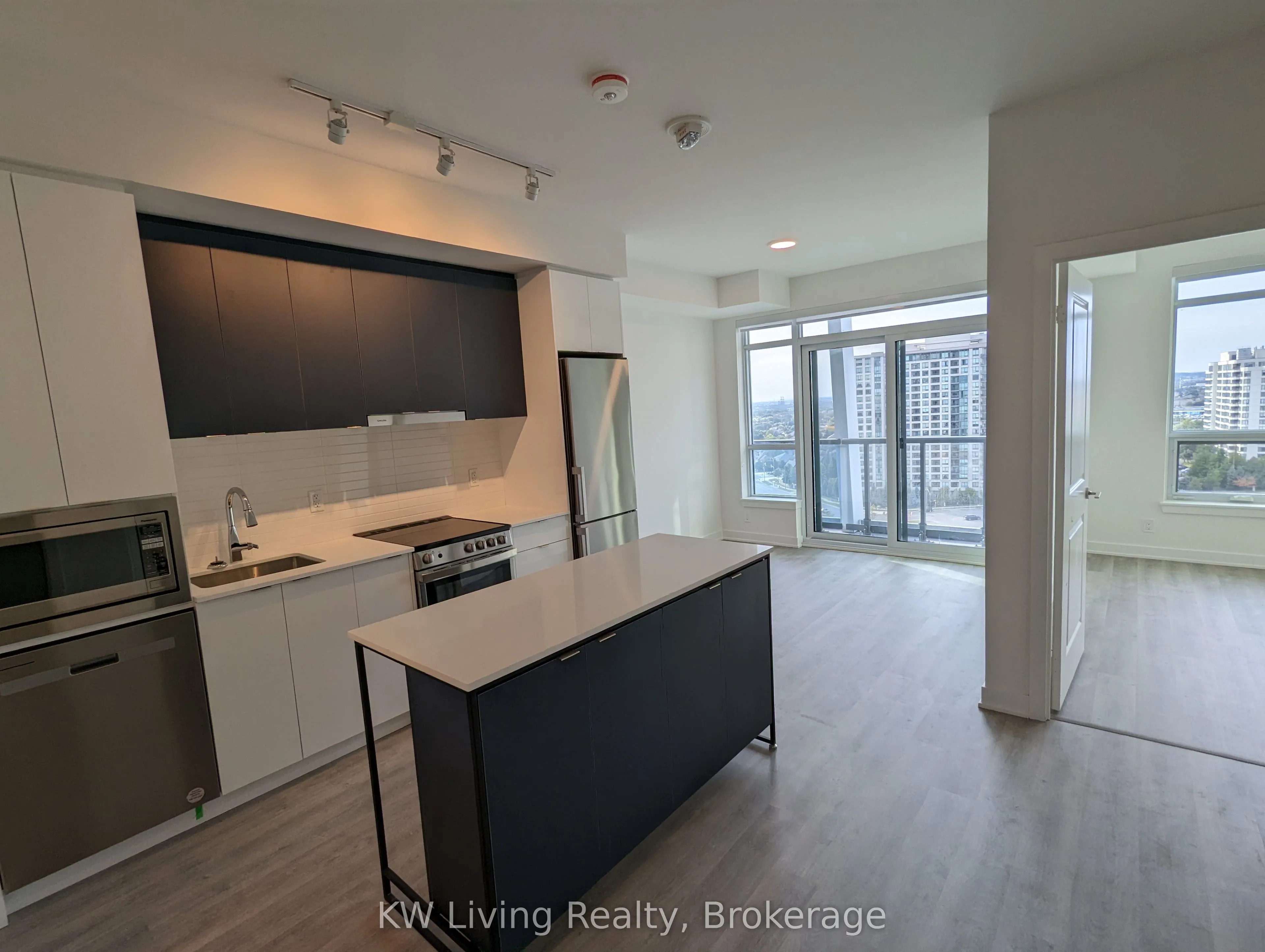 50 Upper Mall Way, #B1207