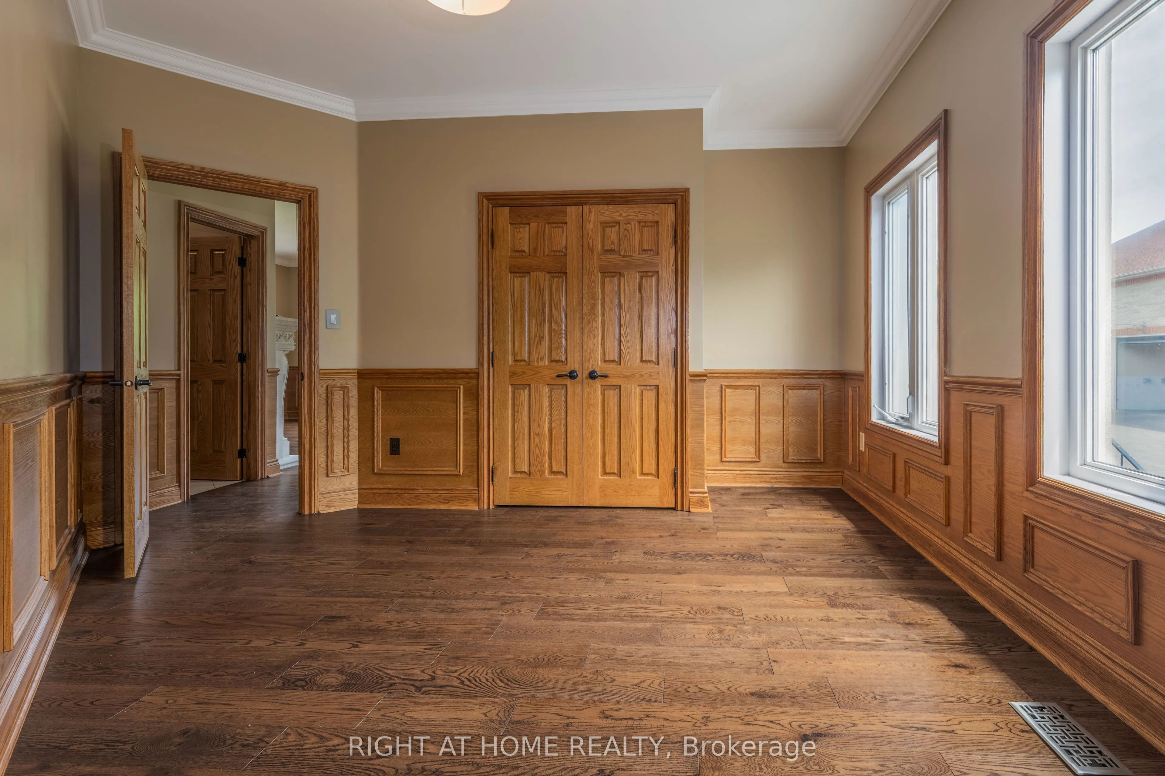 900 15th Side Road, #MAIN