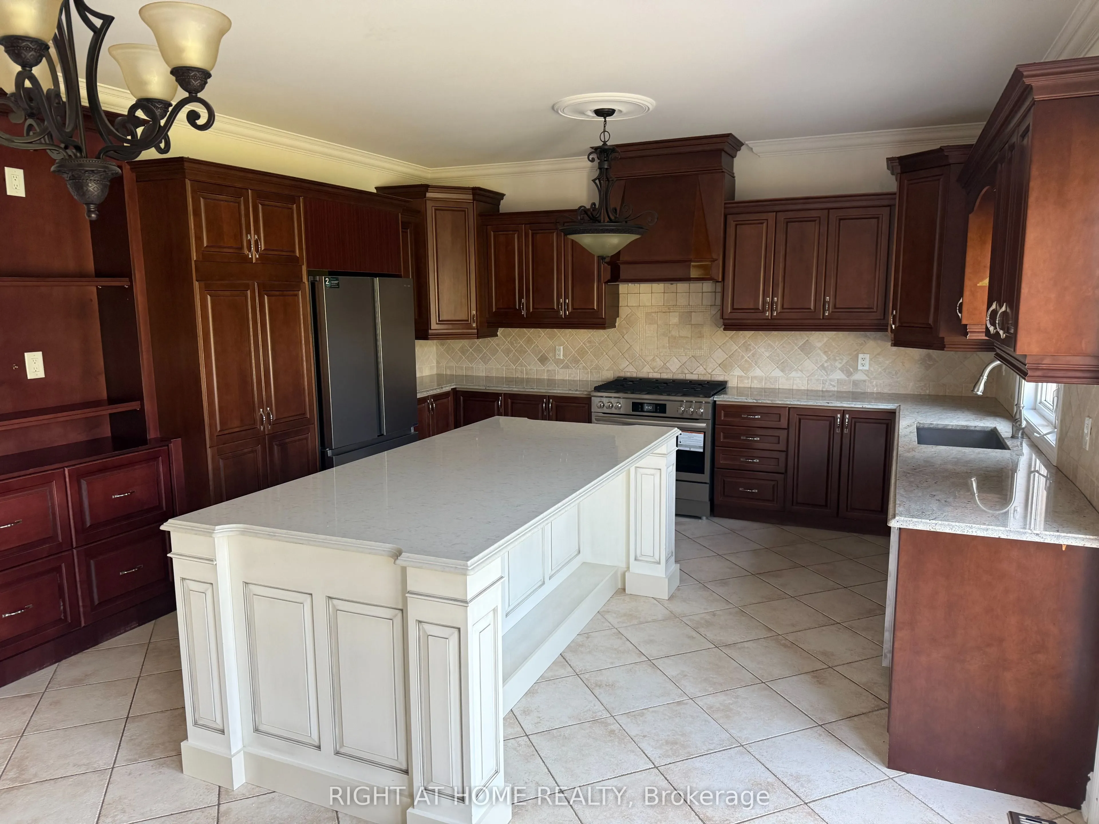 900 15th Side Road, #MAIN