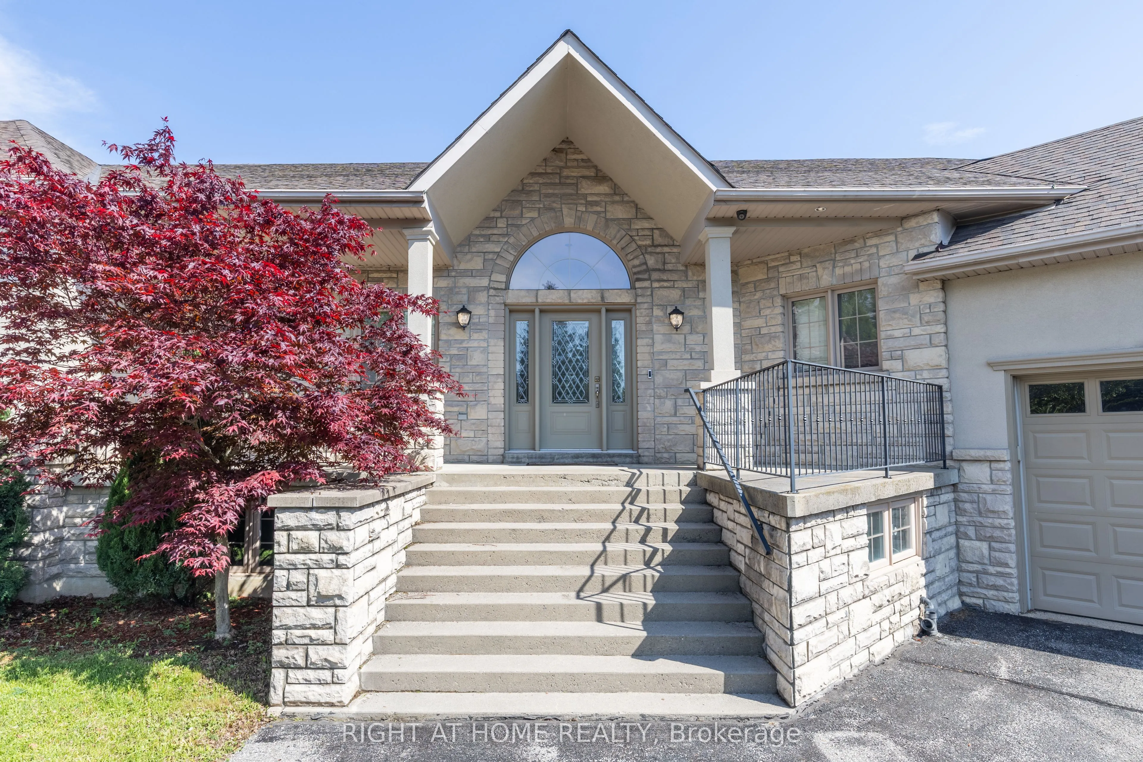 900 15th Side Road, #MAIN