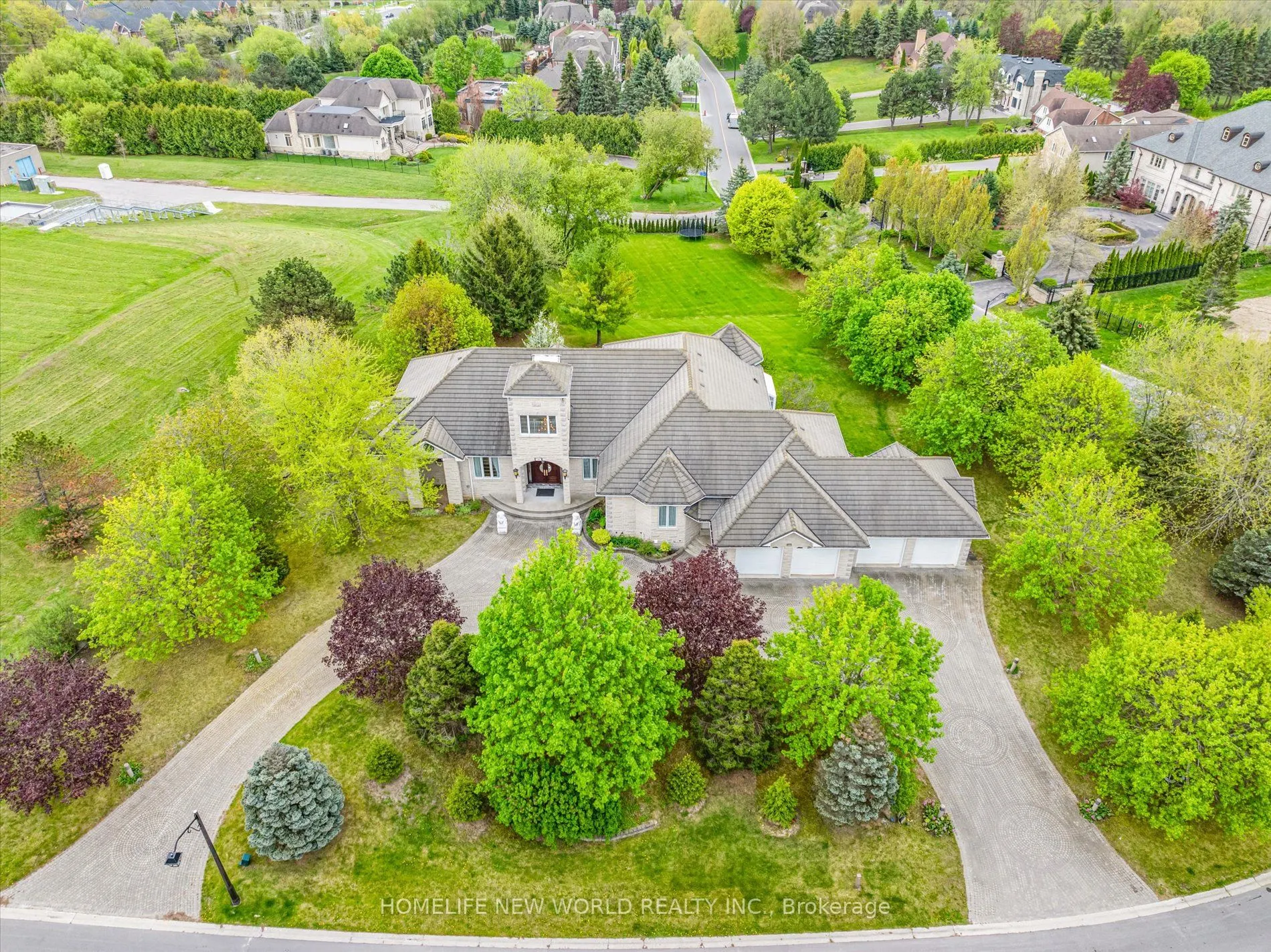 760 Woodland Acres Crescent