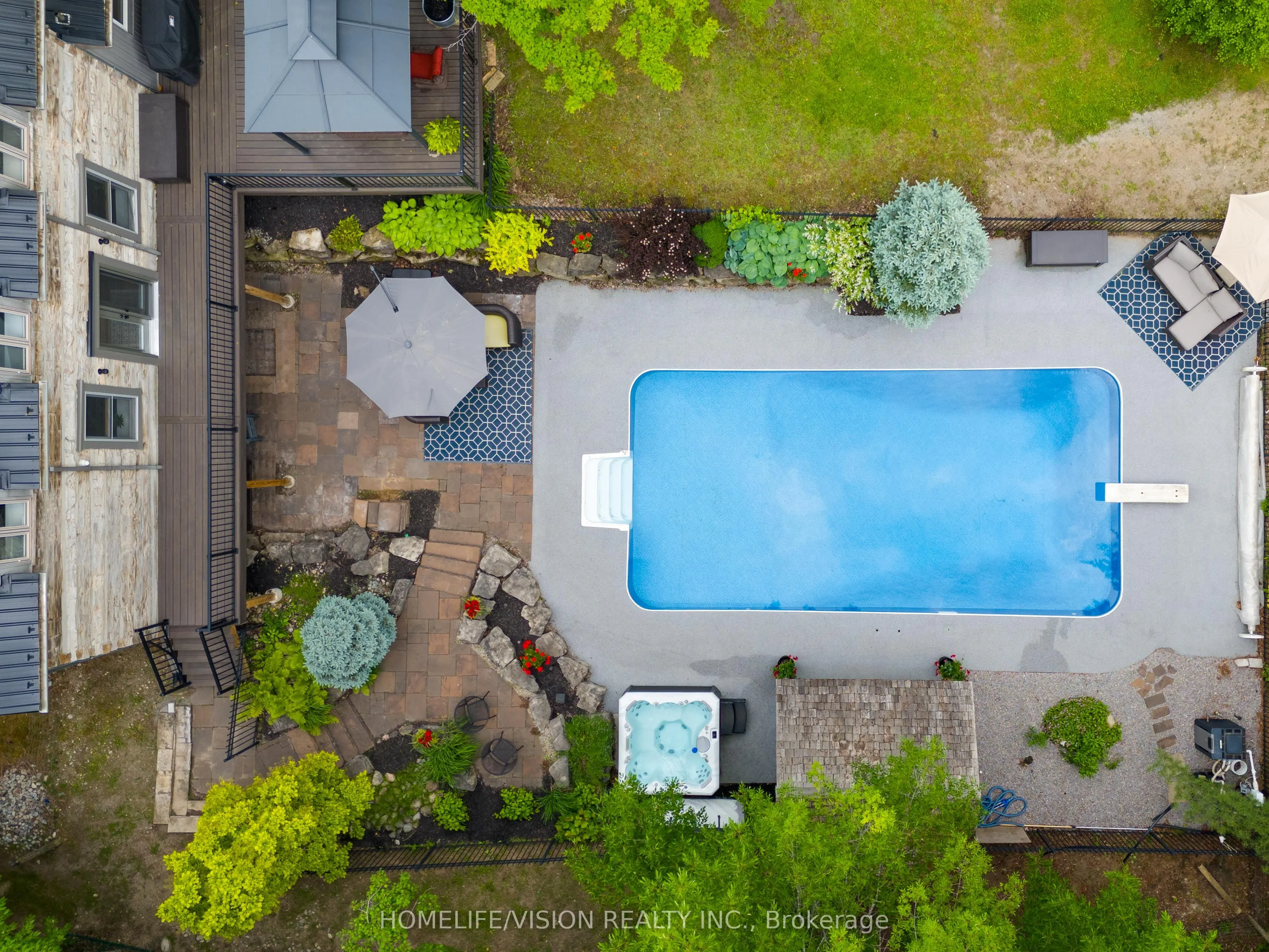 24 The Pines Lane S