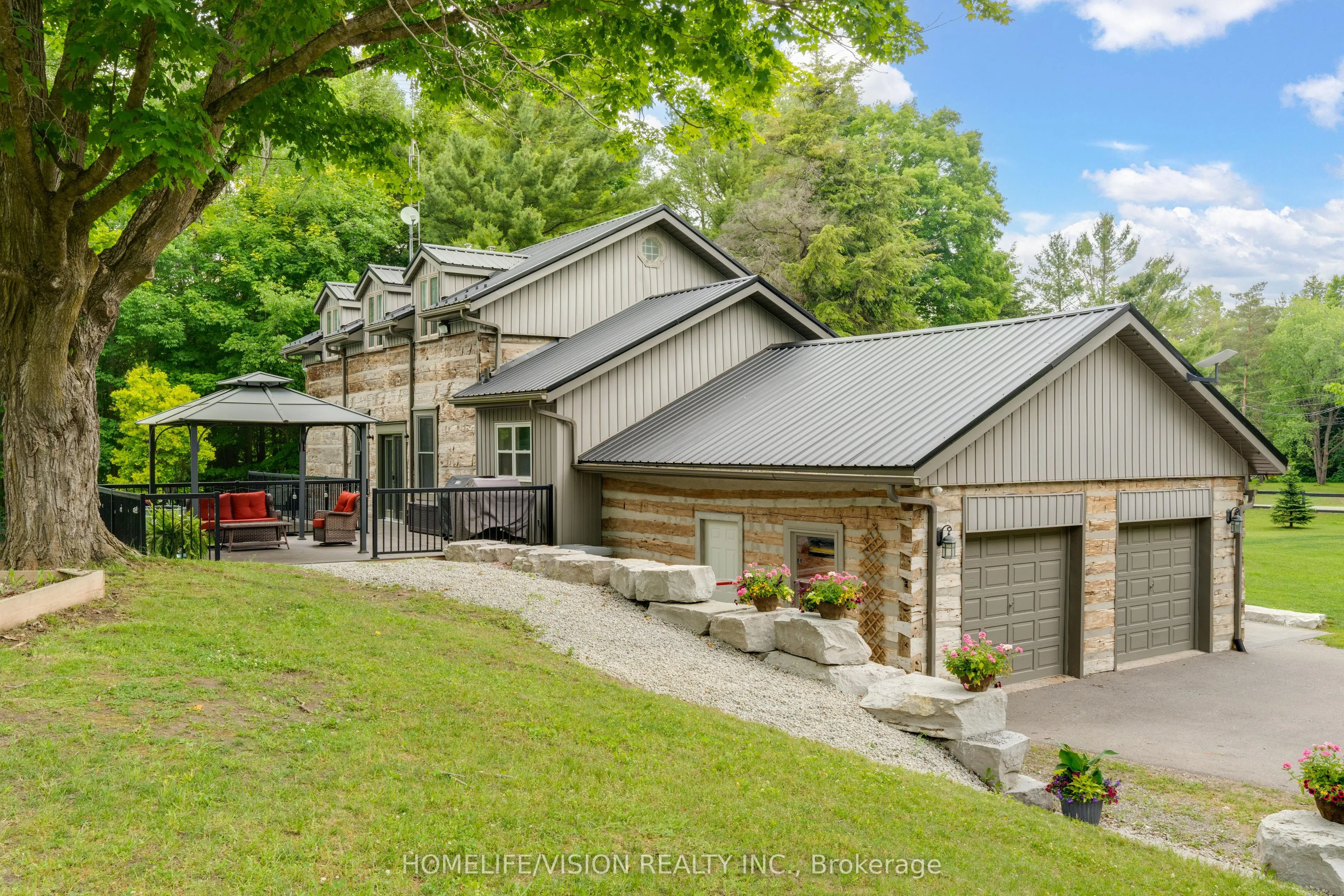 24 The Pines Lane S