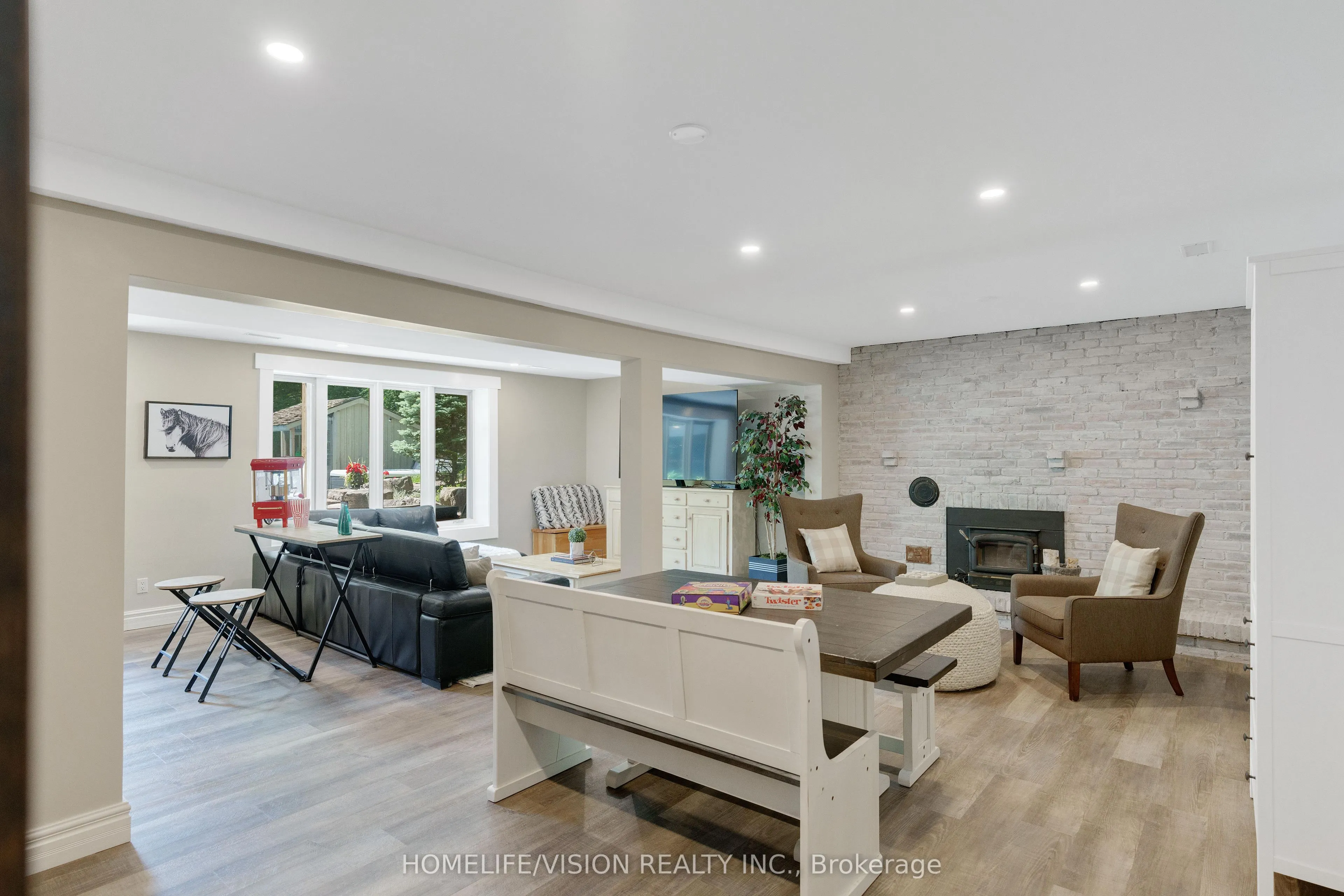 24 The Pines Lane S