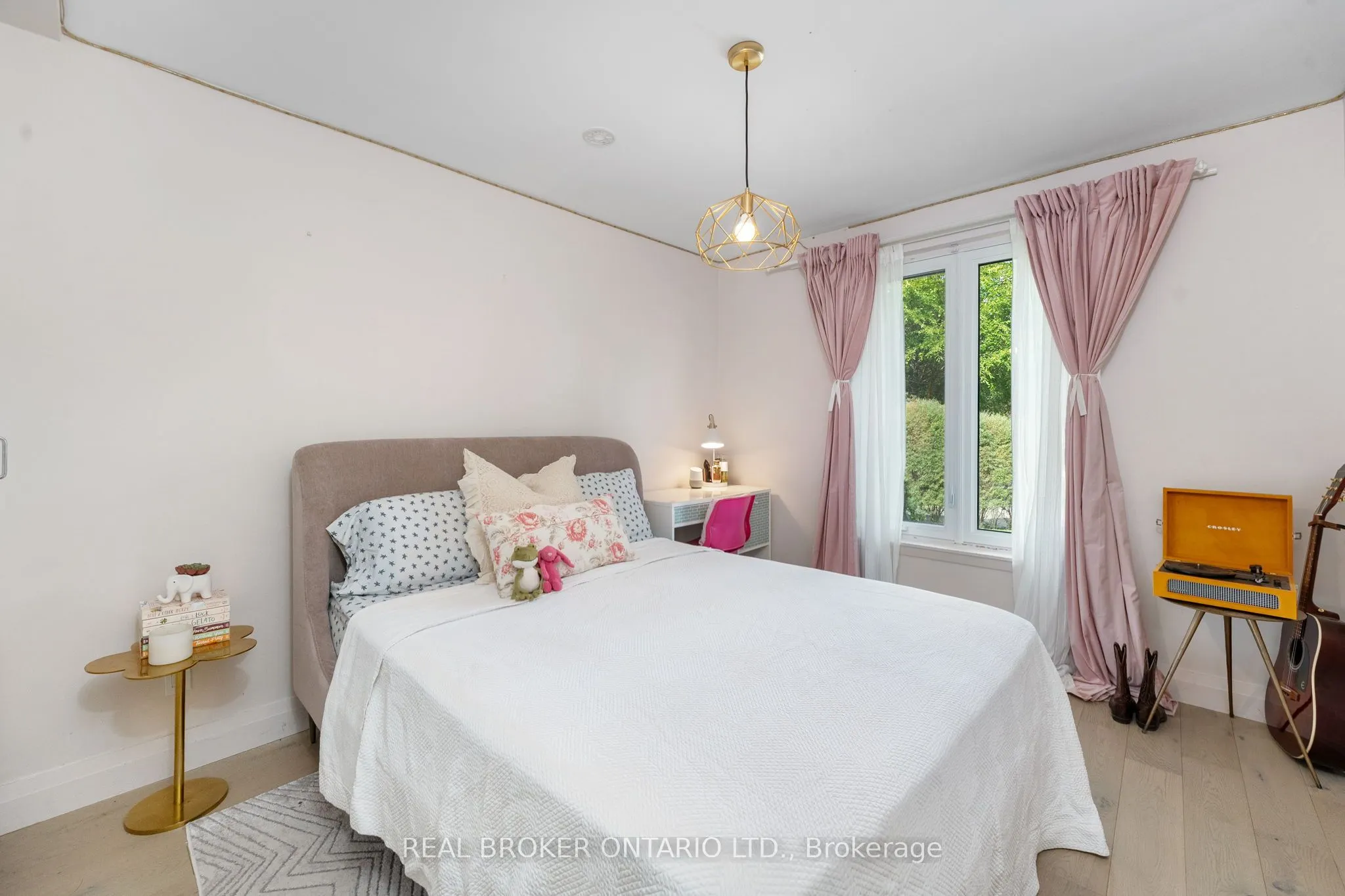 240 Rosemar Gardens