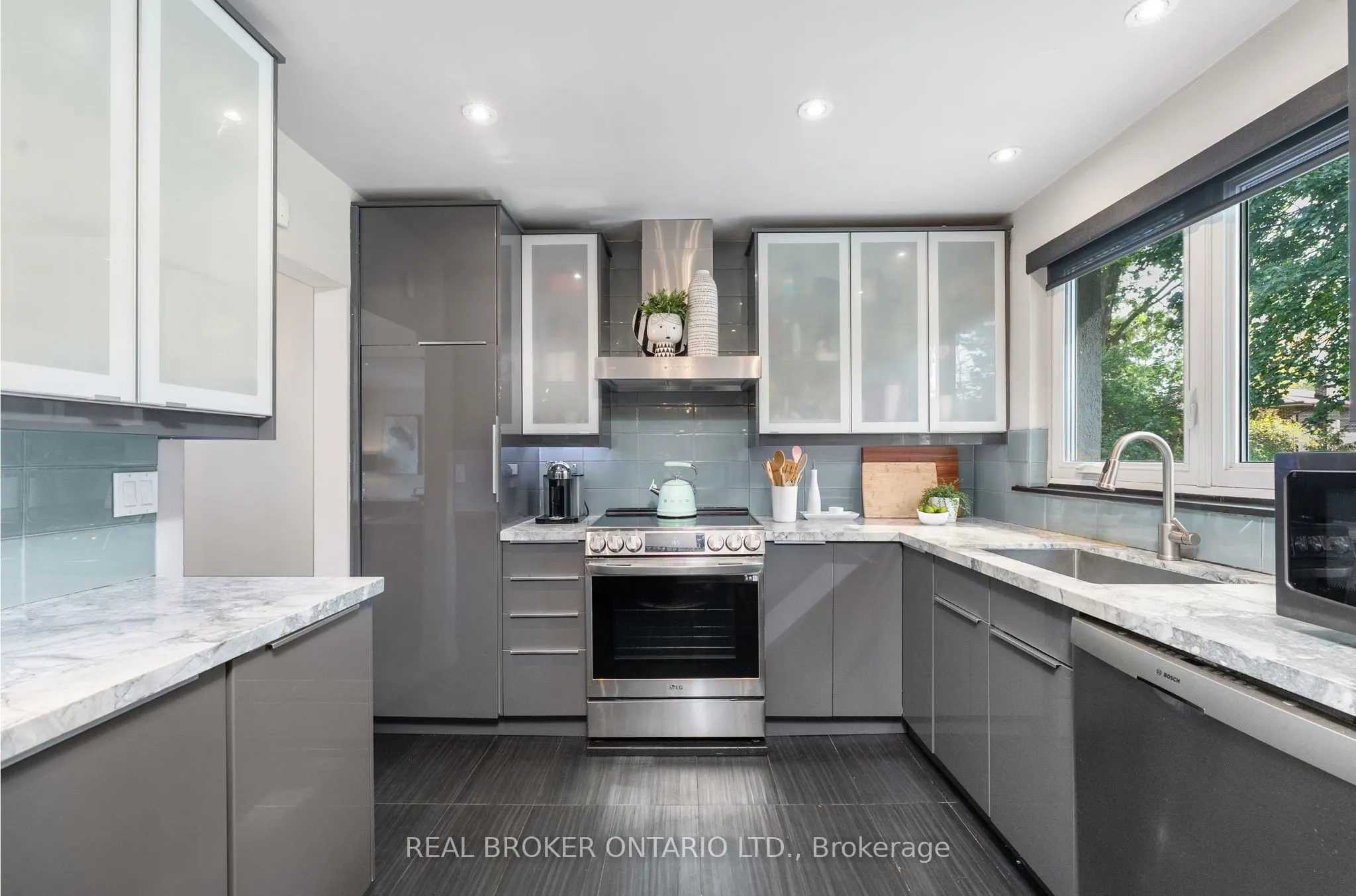 240 Rosemar Gardens