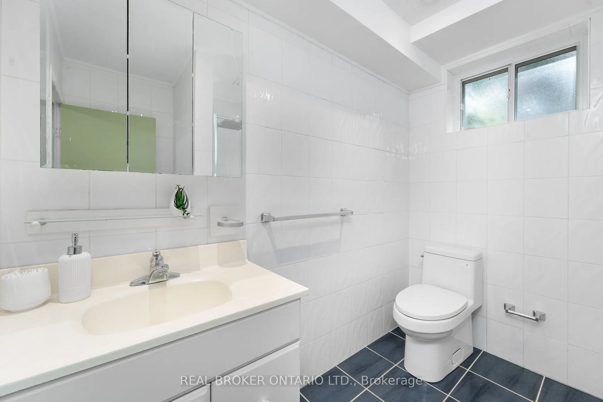 240 Rosemar Gardens