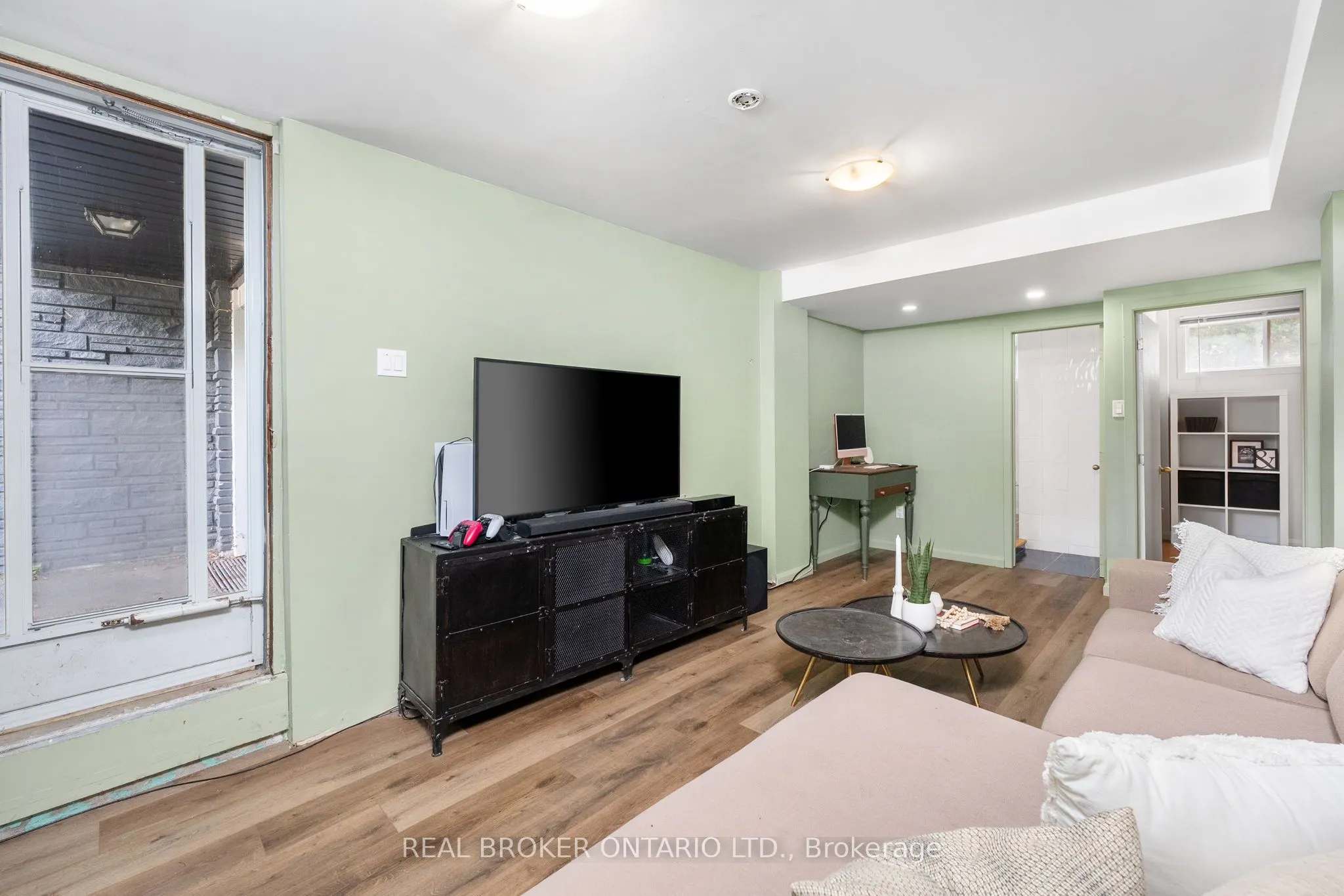 240 Rosemar Gardens