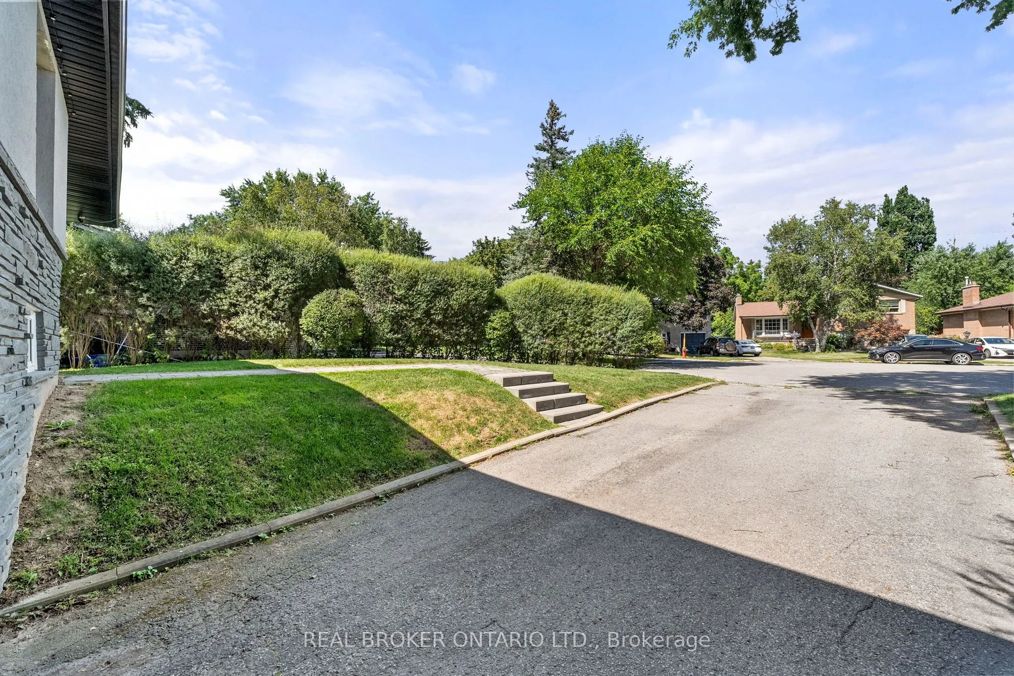 240 Rosemar Gardens