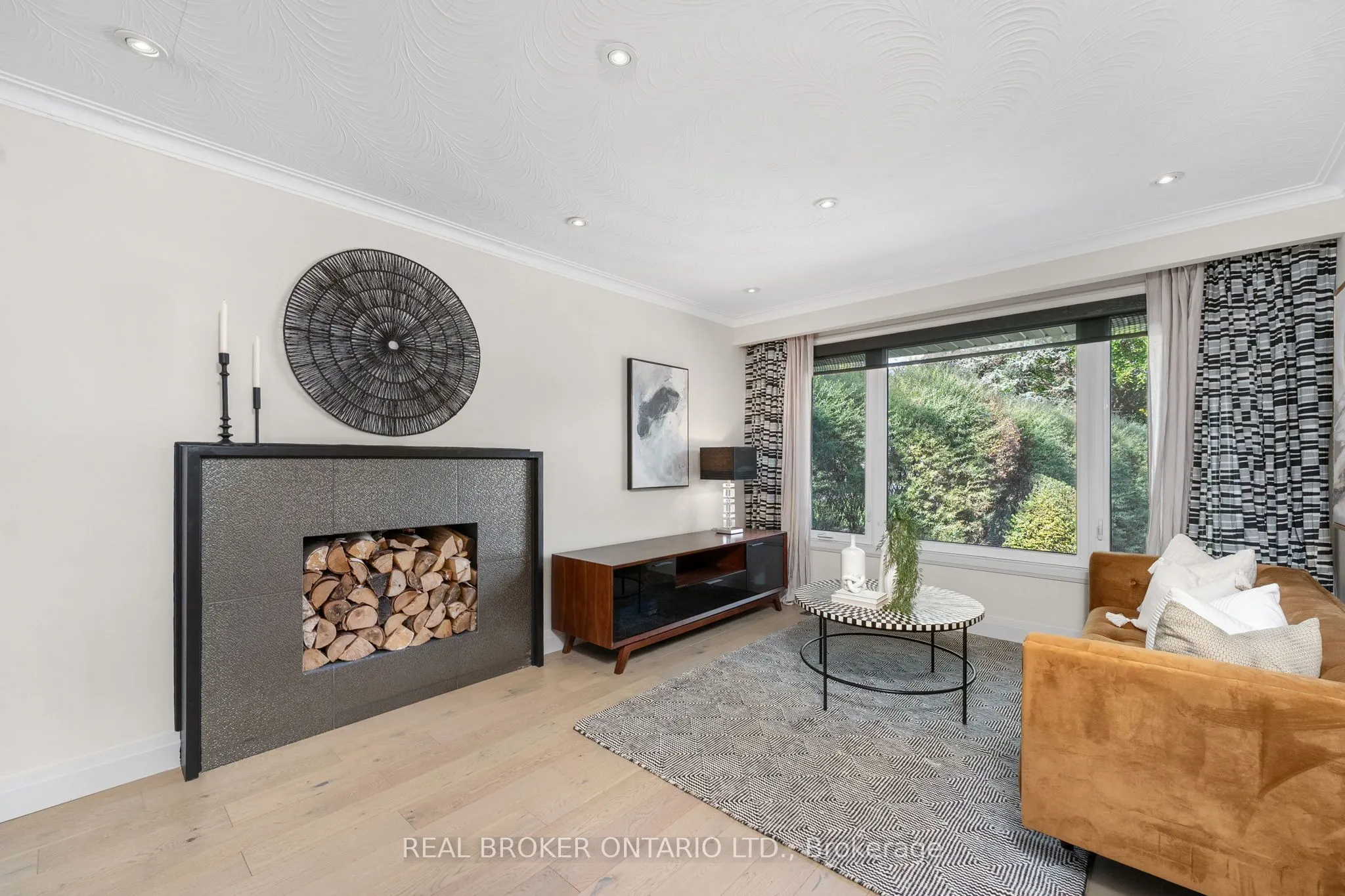 240 Rosemar Gardens