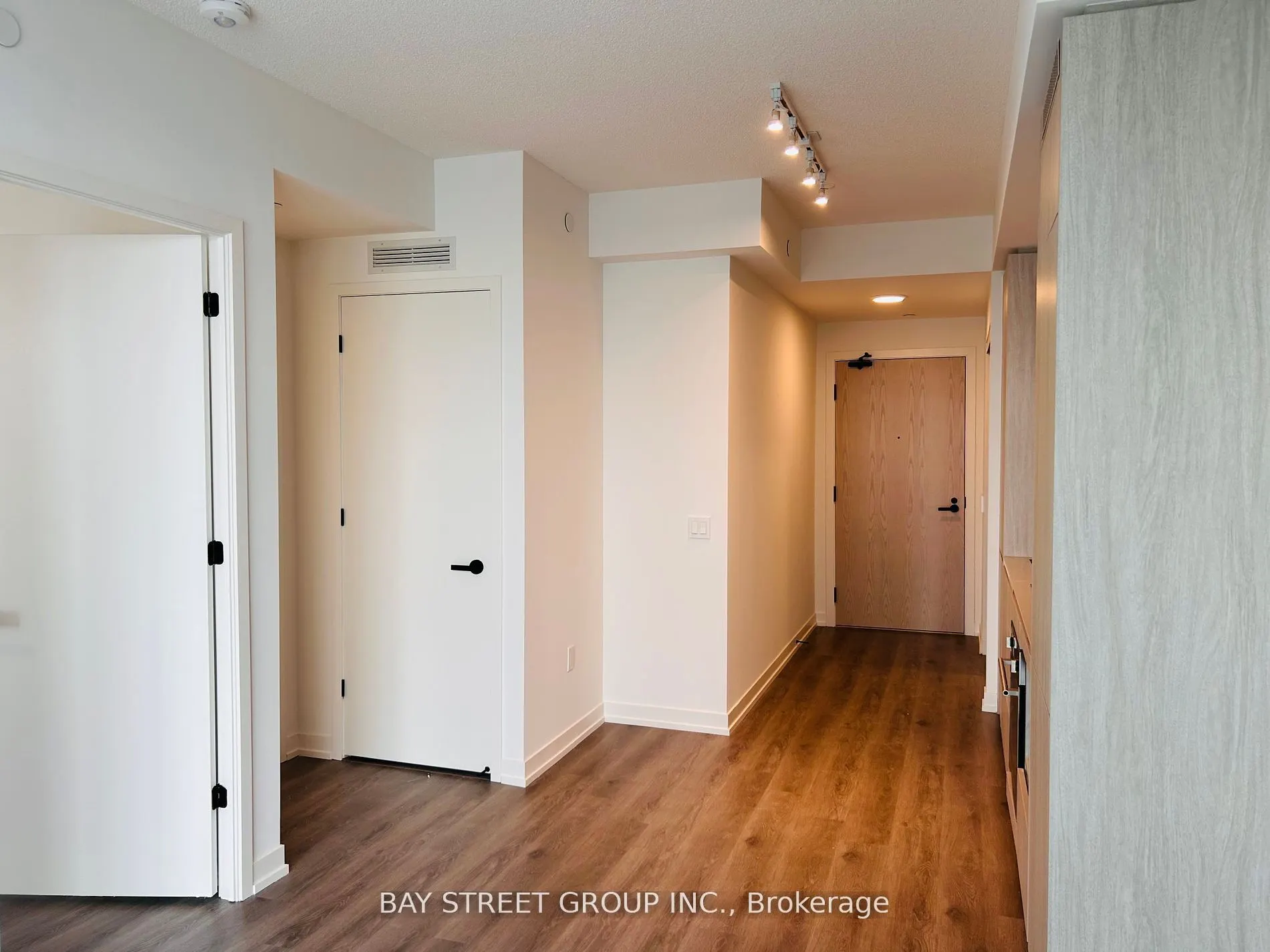 28 interchange Way, #1516