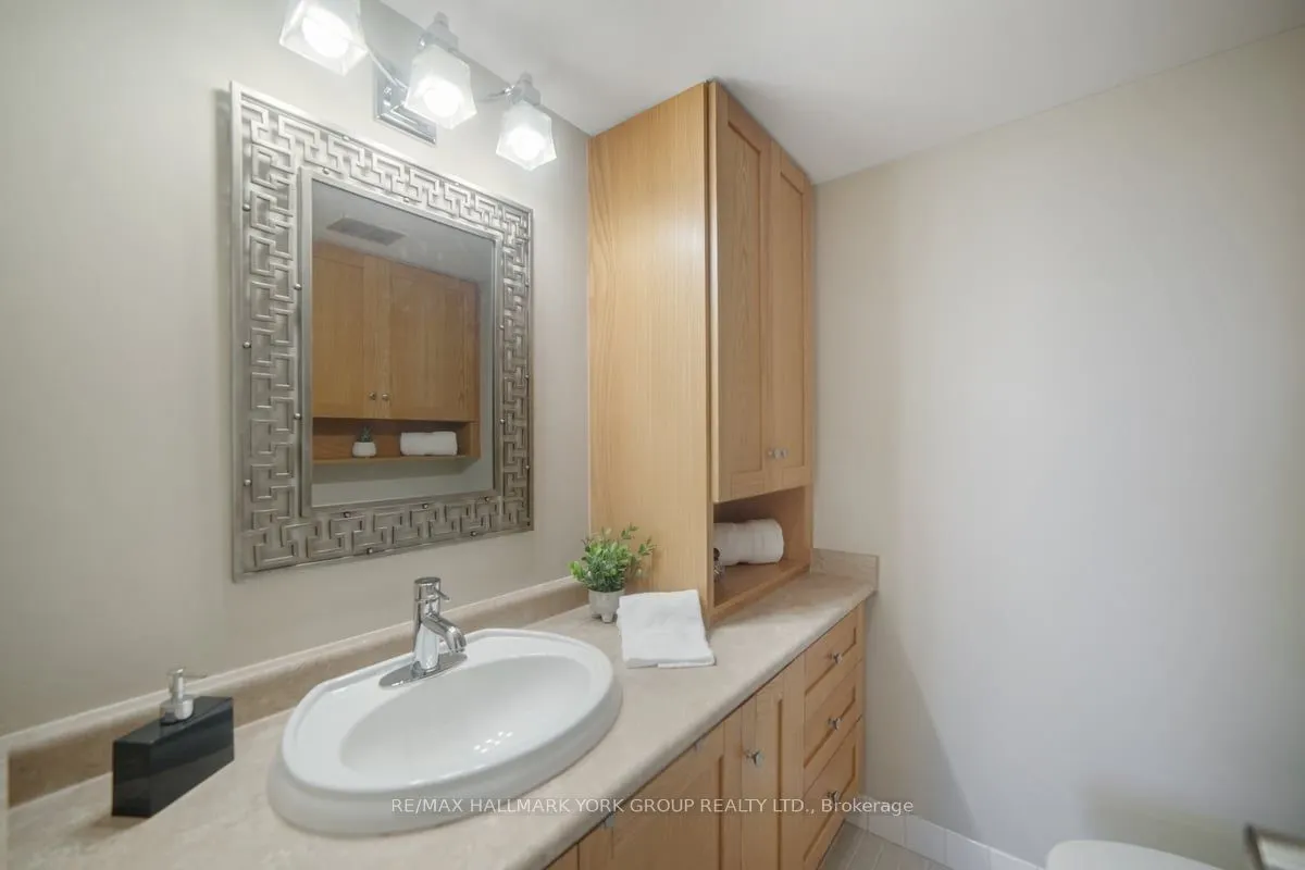 50 Inverlochy Boulevard, #810