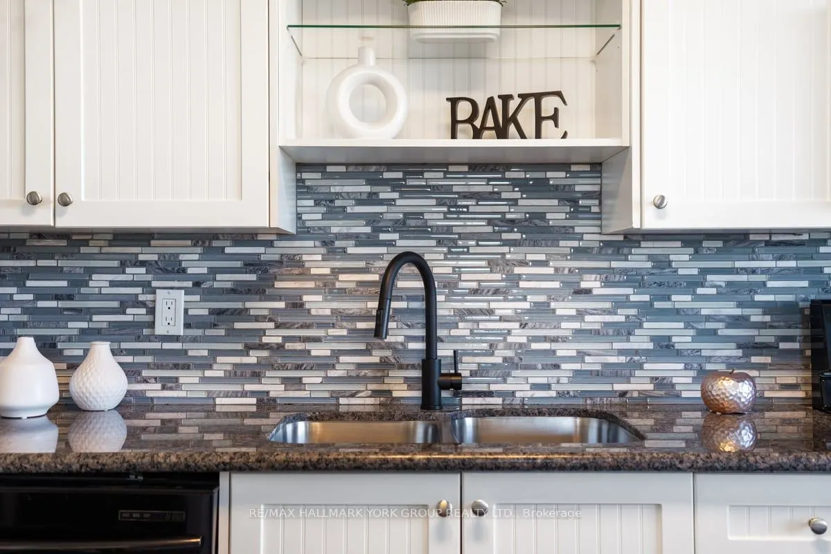 50 Inverlochy Boulevard, #810