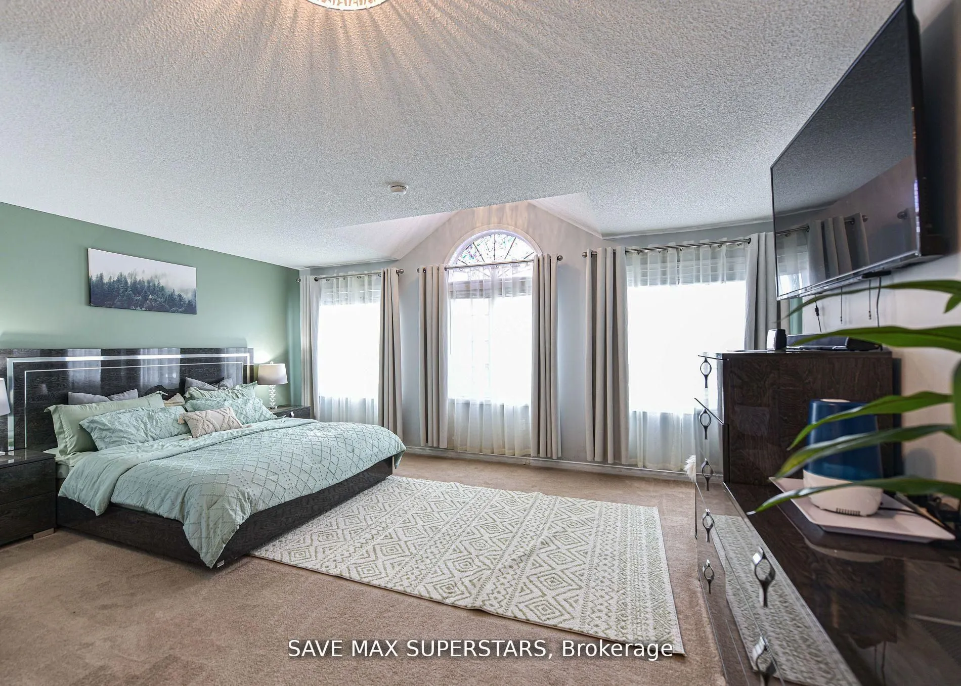 1246 LESLIE Drive