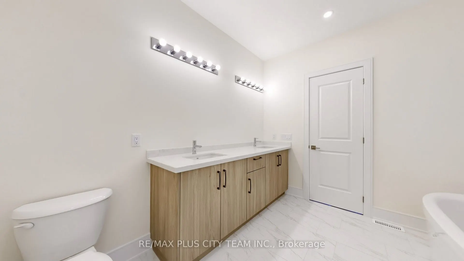 8 SAXBY FARM Avenue