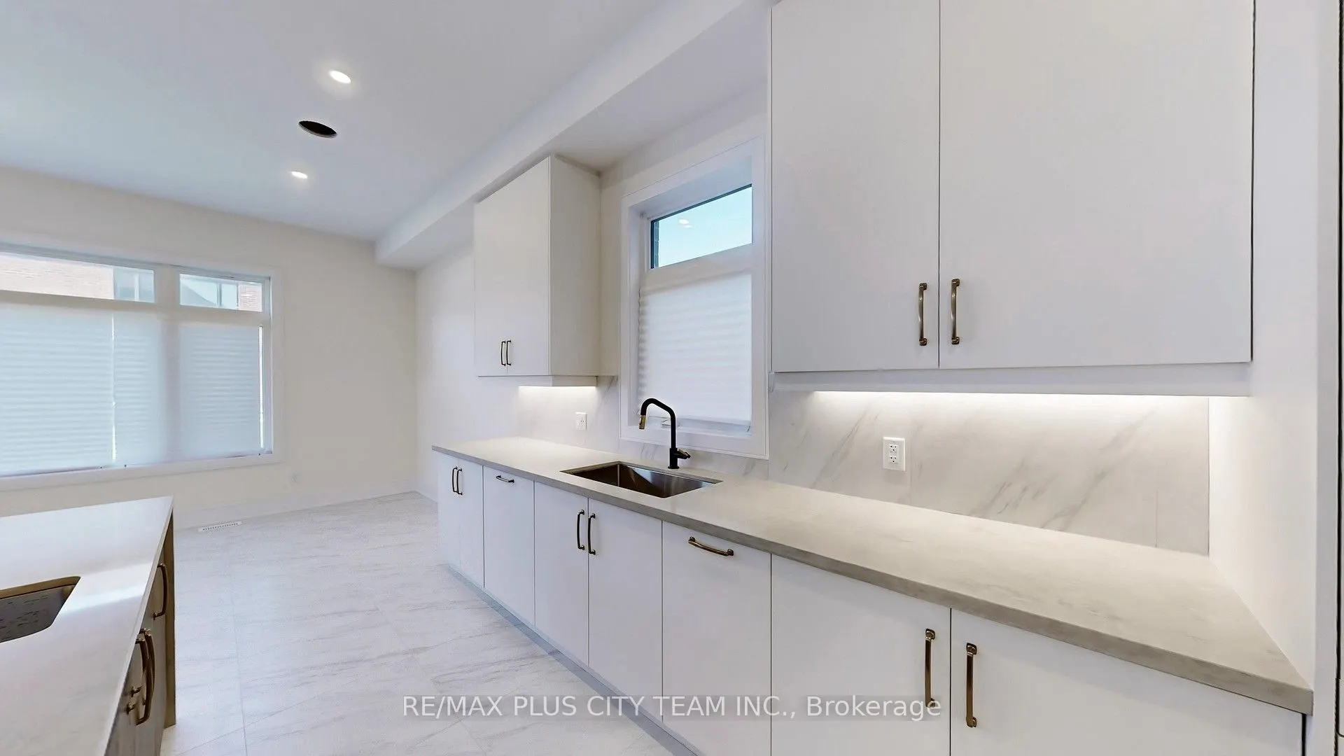 8 SAXBY FARM Avenue