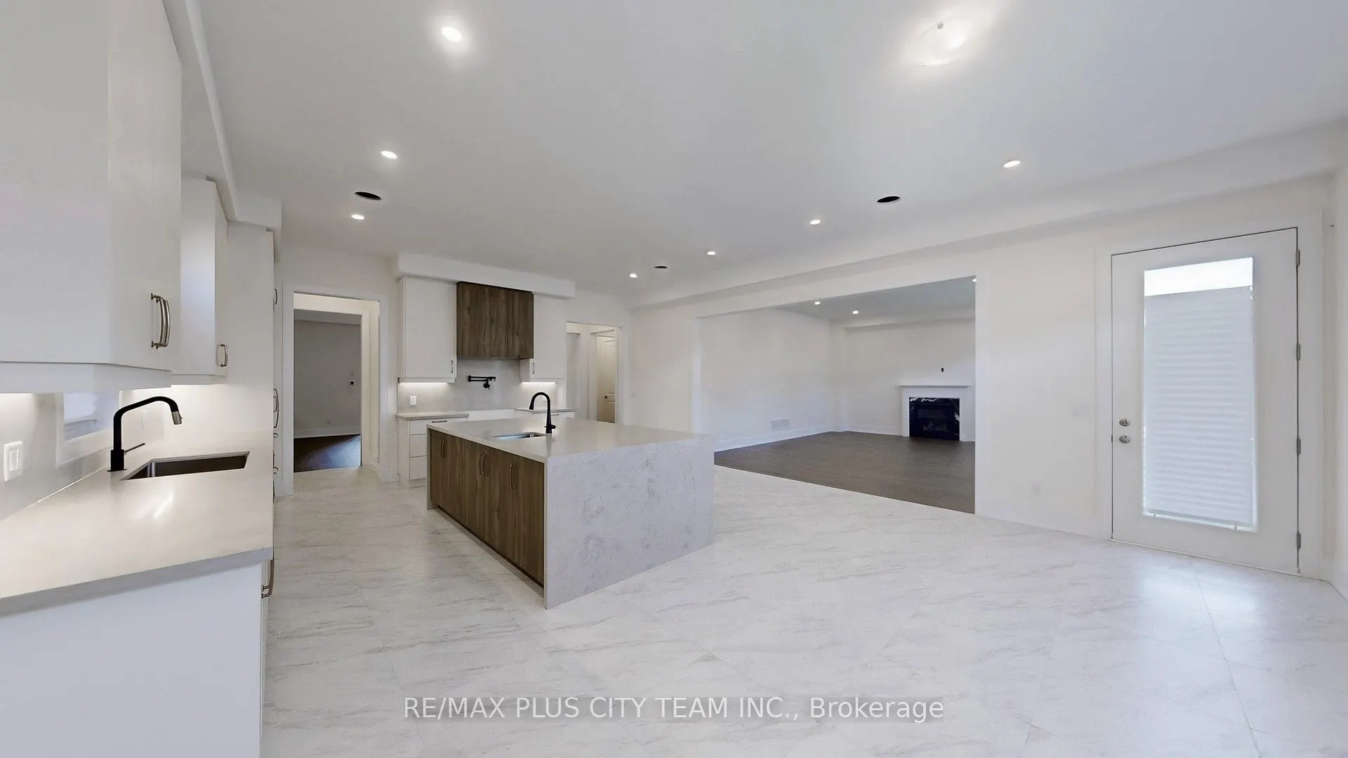 8 SAXBY FARM Avenue