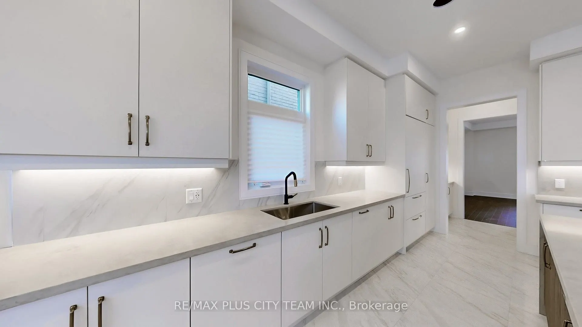 8 SAXBY FARM Avenue