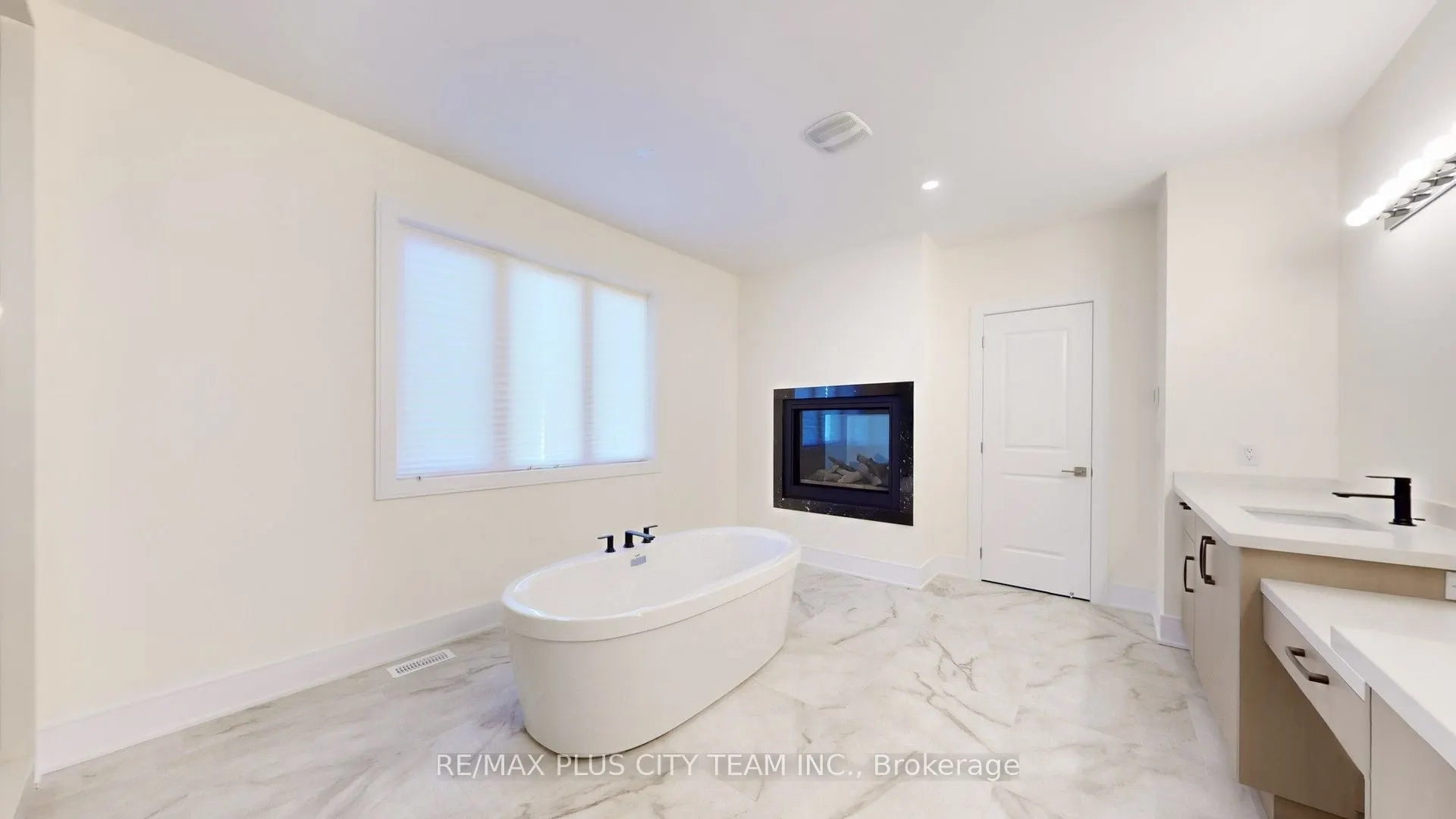 8 SAXBY FARM Avenue