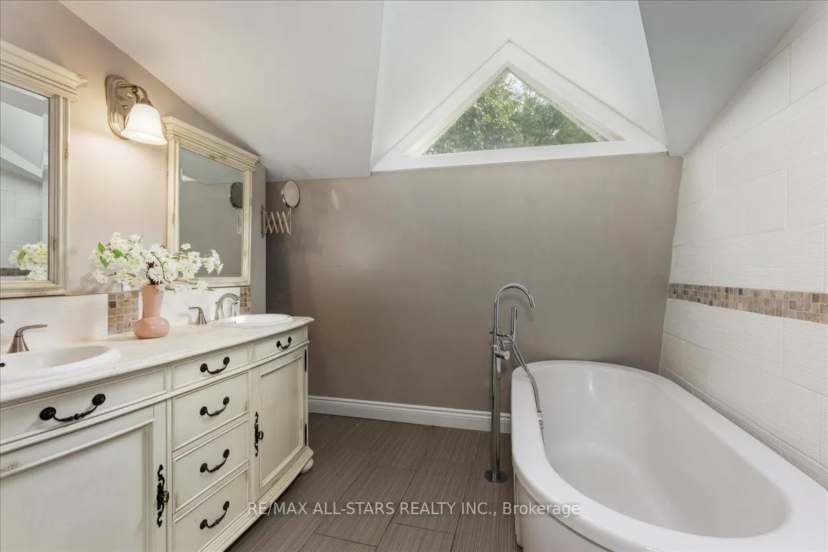 1 Cedarhurst Park