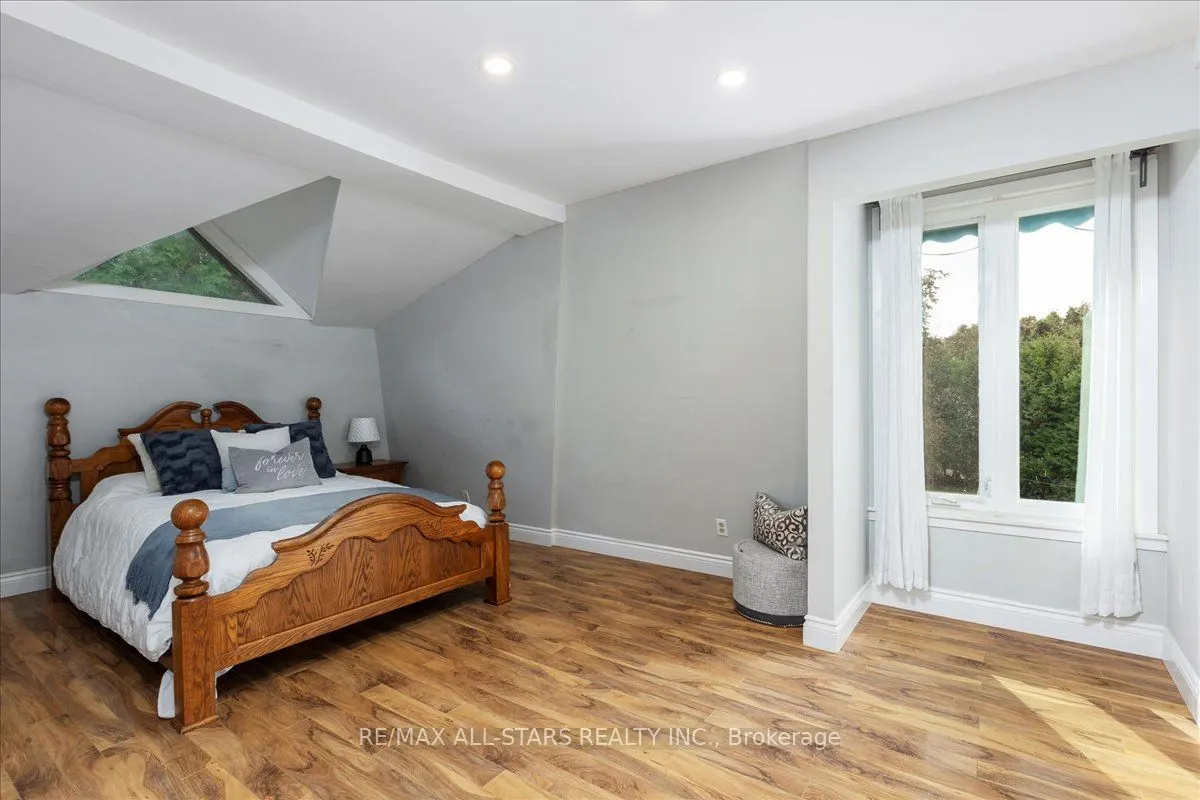 1 Cedarhurst Park